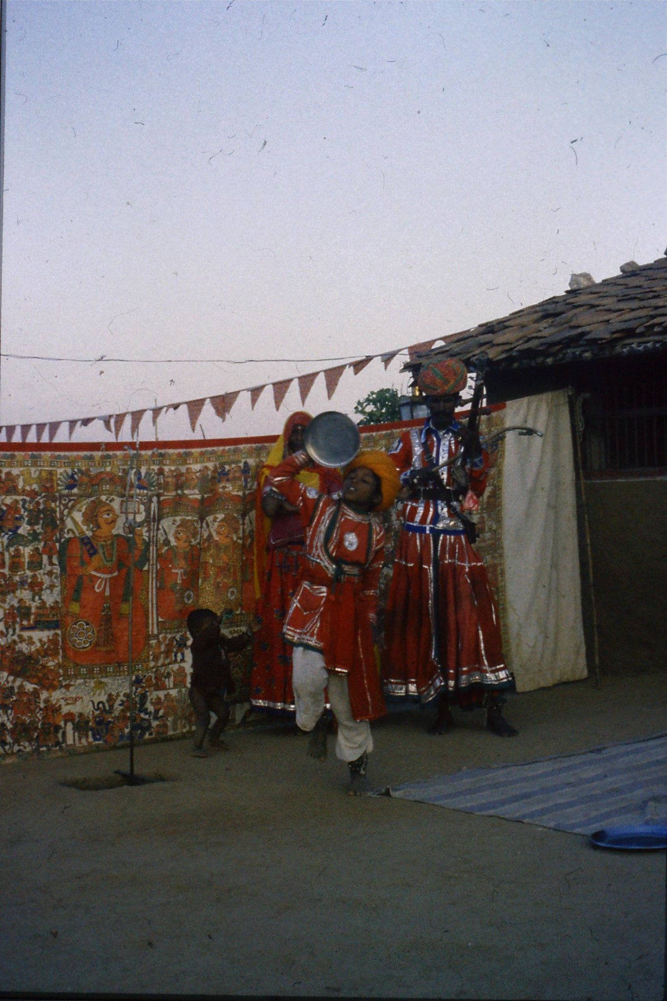 8/12/1989: 29: Udaipur Shilp Gram Craft Centre dancing