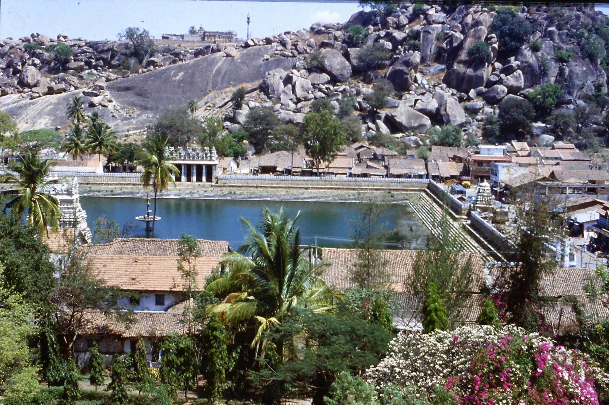 108/14: 13/3/1990 Sravanabelagola - tank, temple on hill behind