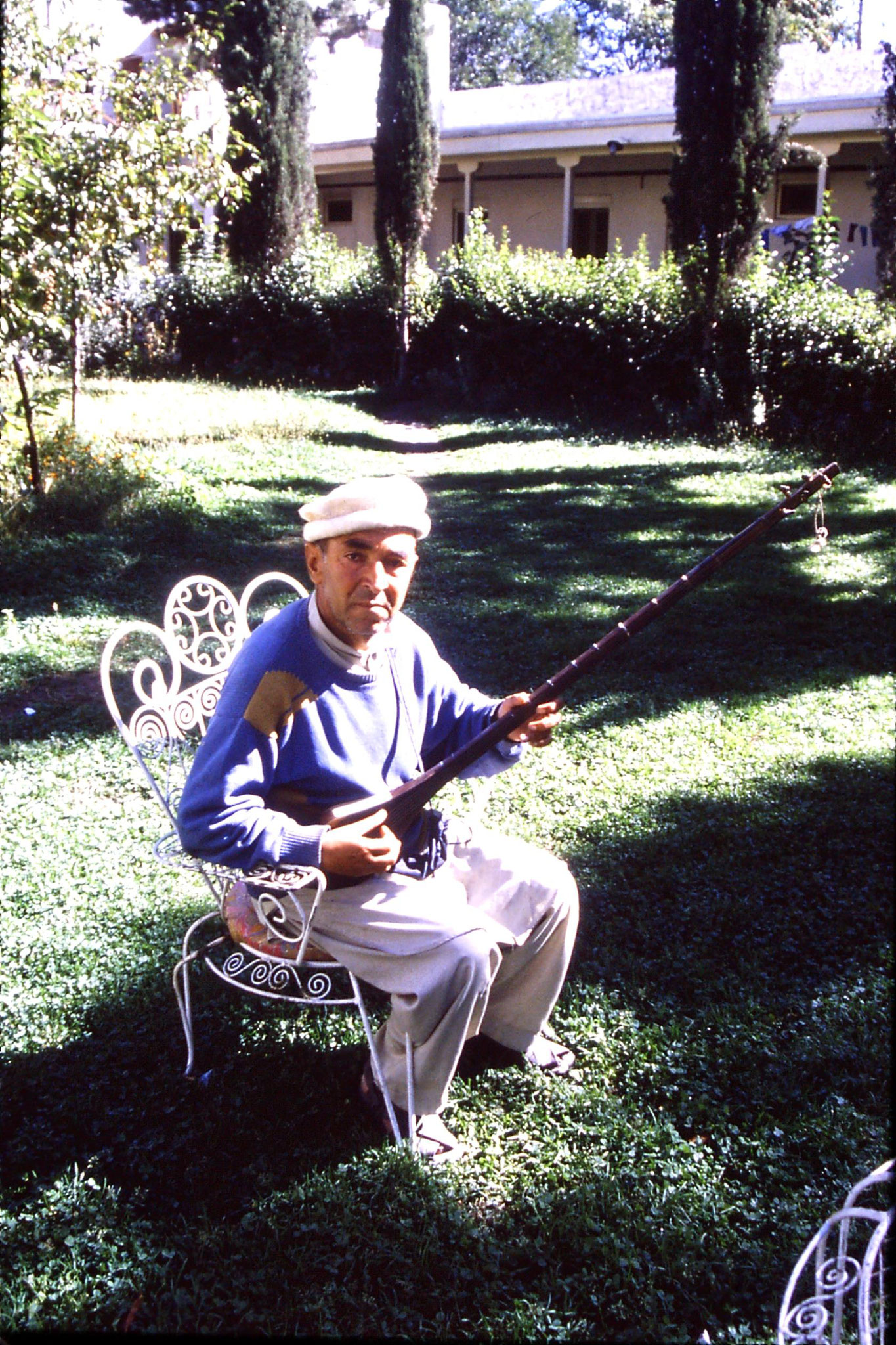 9/10/1989: 0: Gilgit, musician in Hunza Inn with sitar