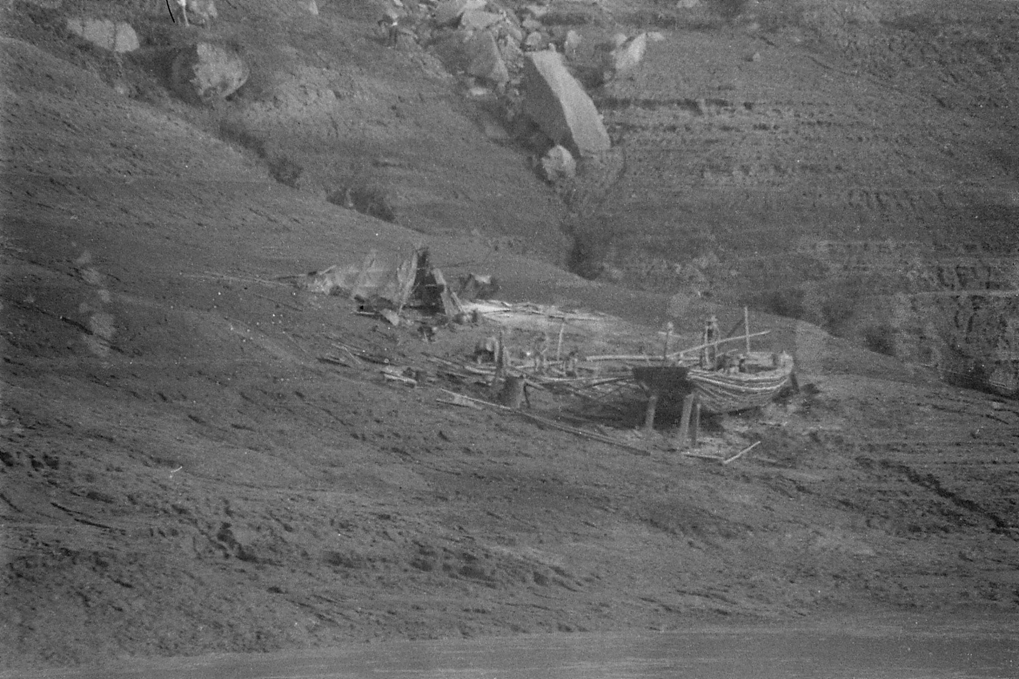 11/8/1989: 23: 0900hrs boat builders on north bank just below Wanxian