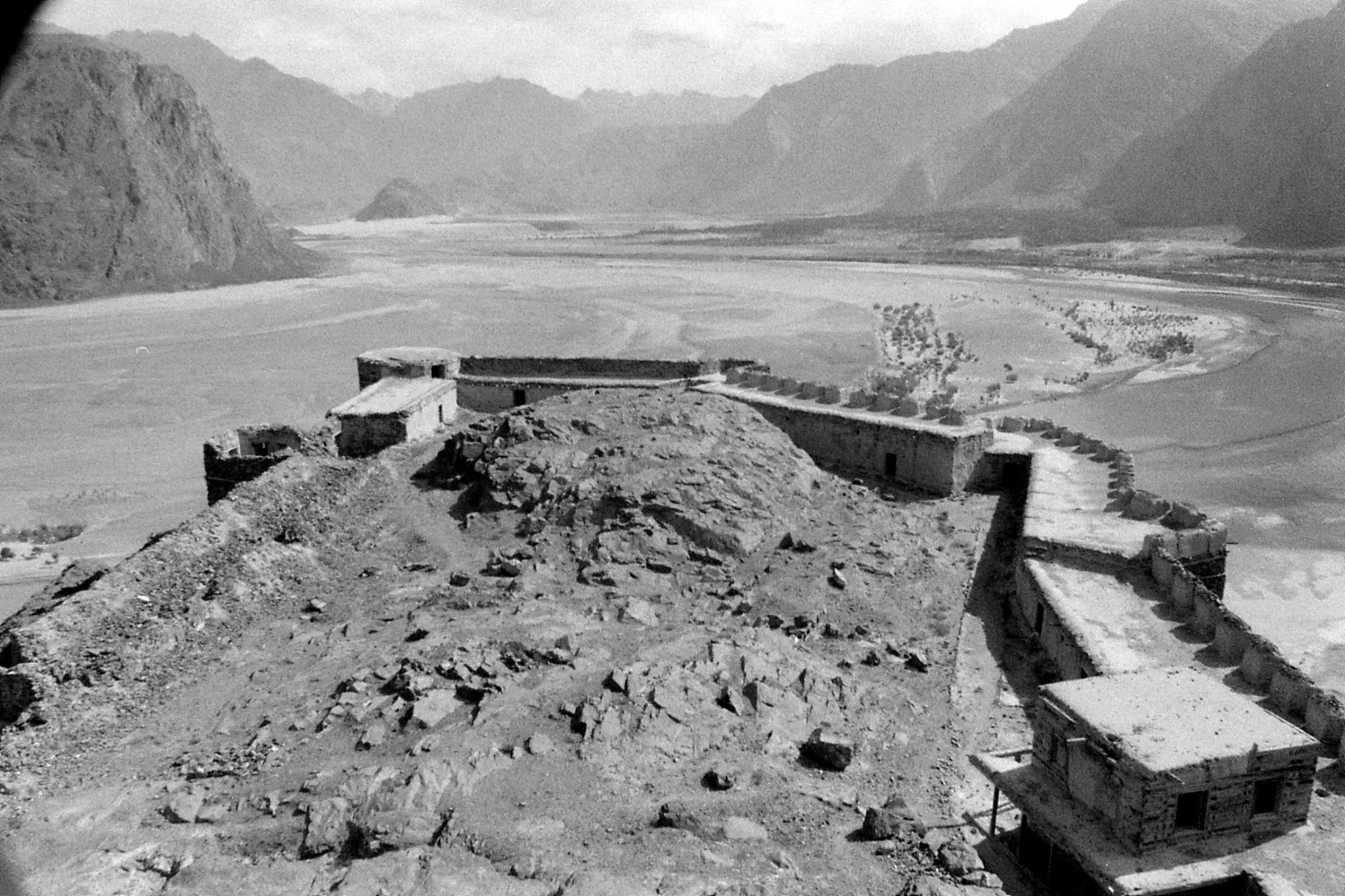 10/10/1989: 8: Skardu fort and Indus looking east