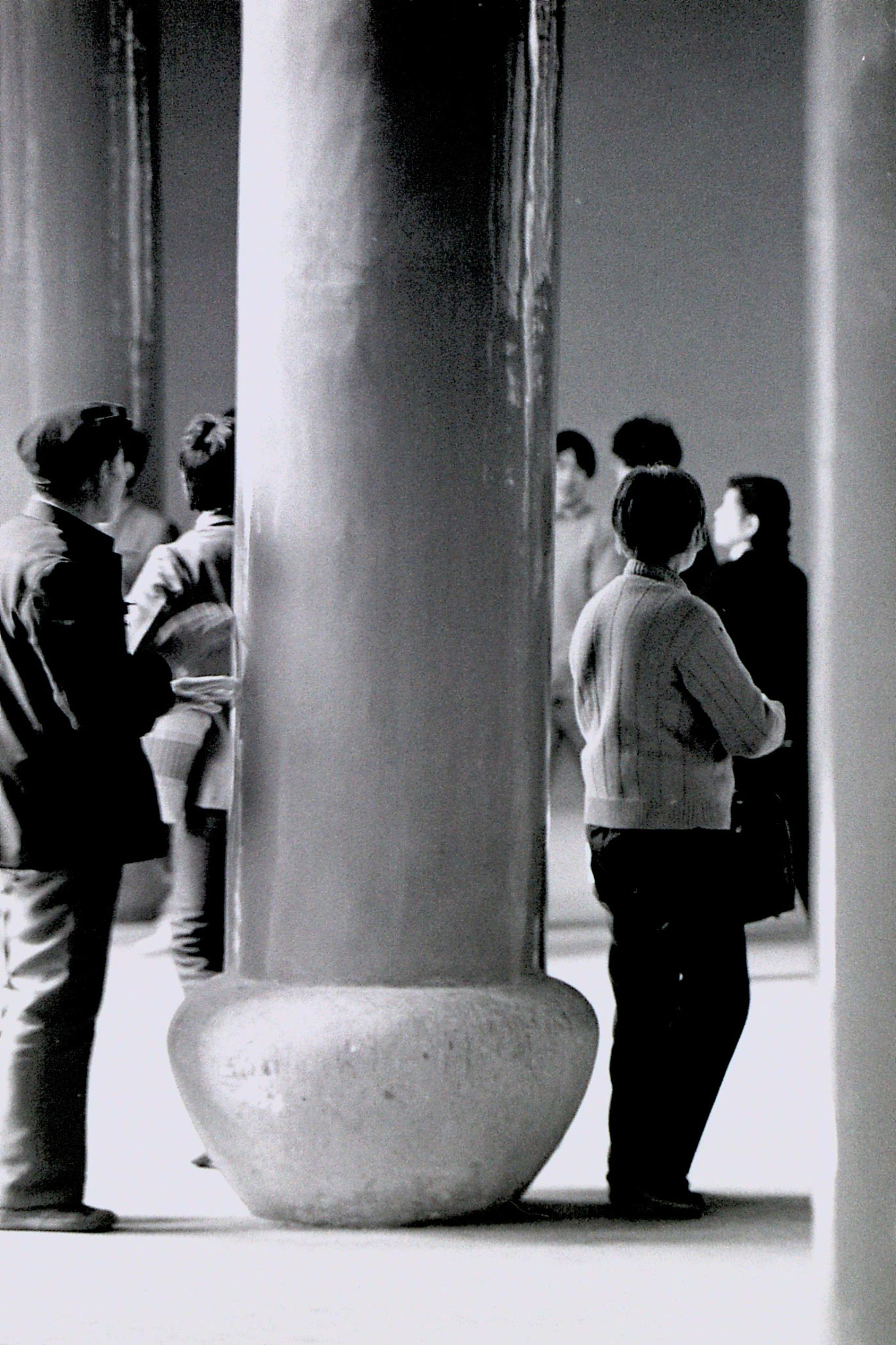 27/3/1989: 10: Lingu Temple man rubbing pillar