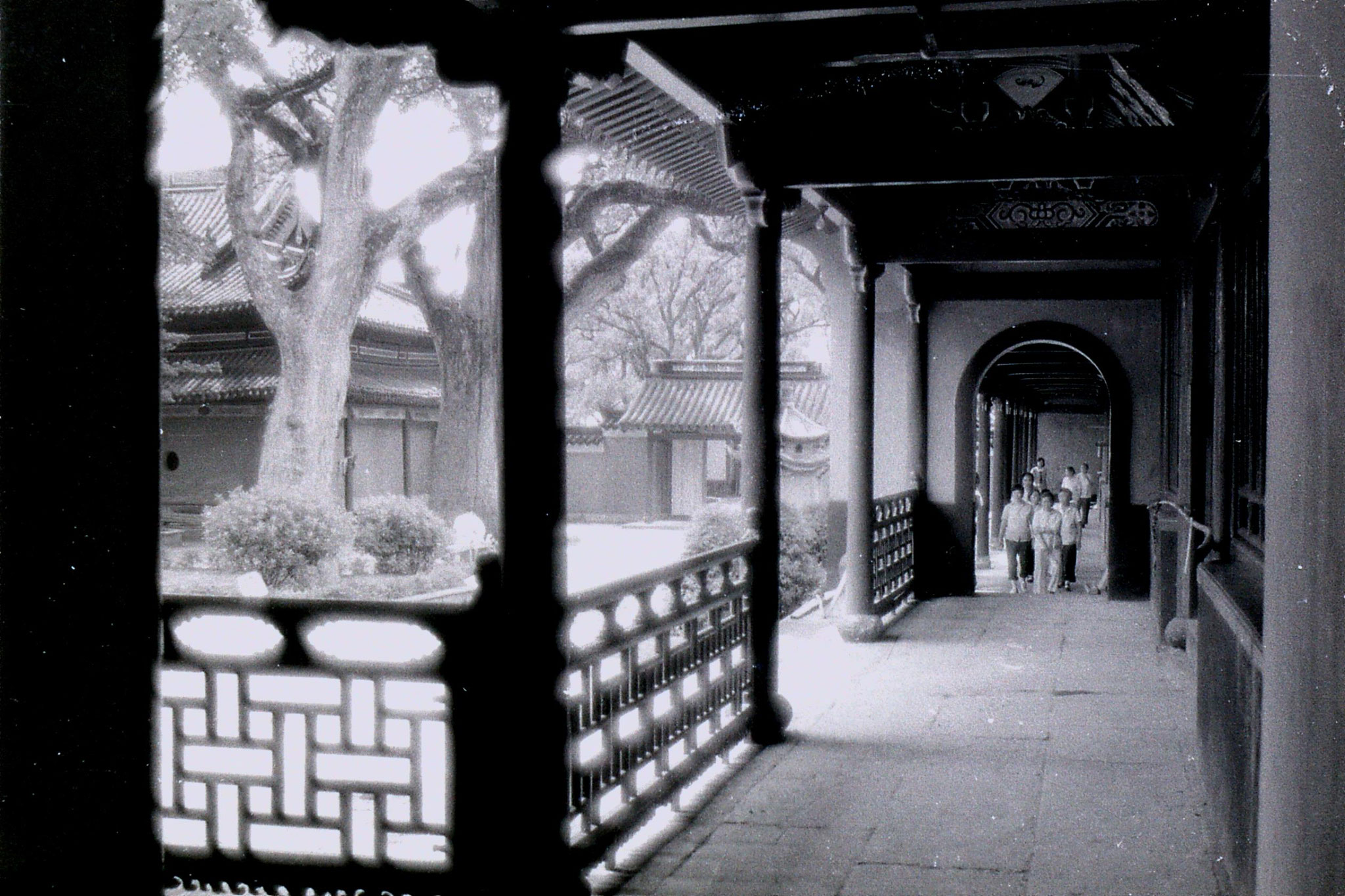 24/7/1989: 33: Putuo, corridor