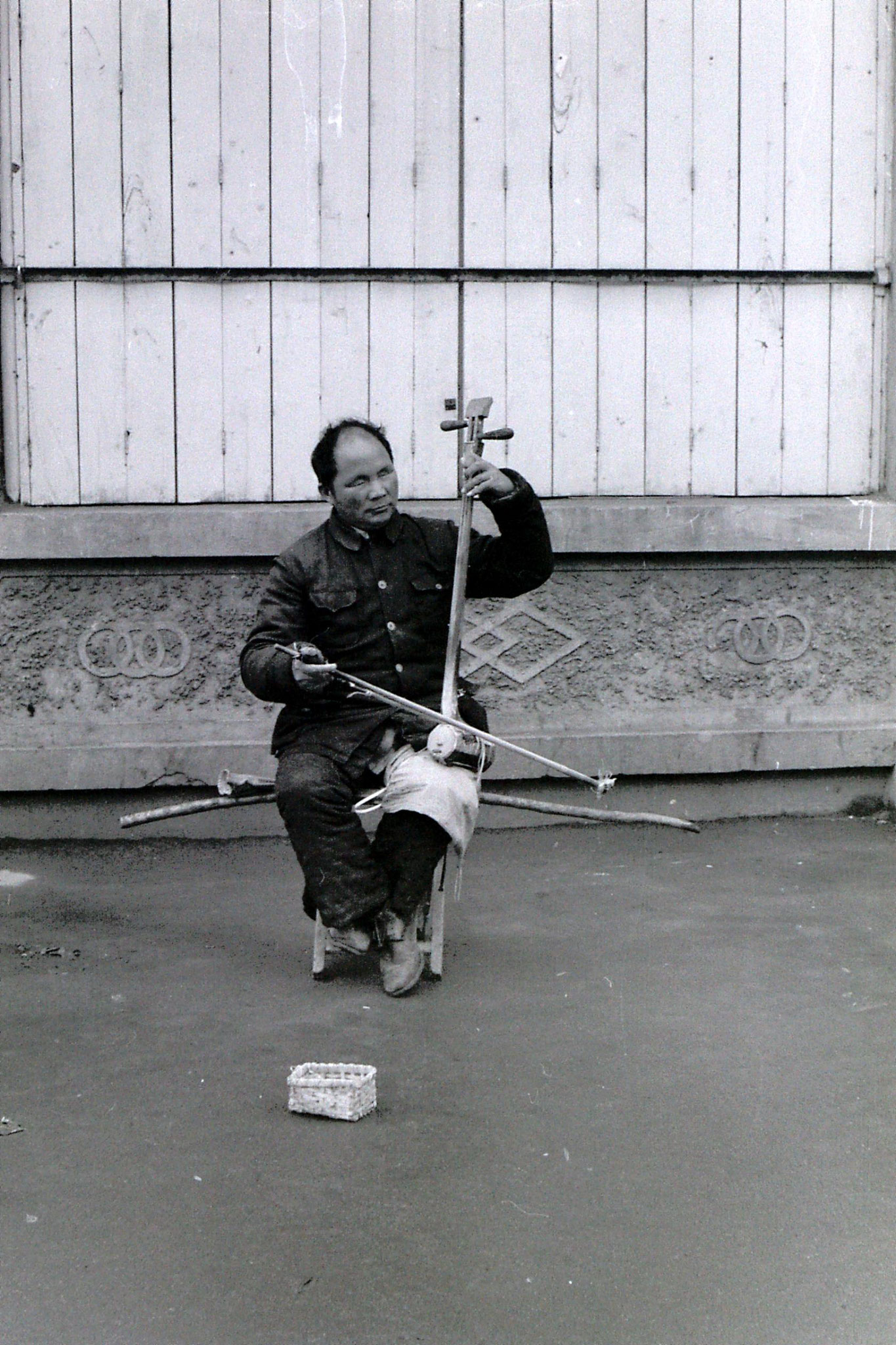 25/2/1989: 1: Kaifeng, blind street musician