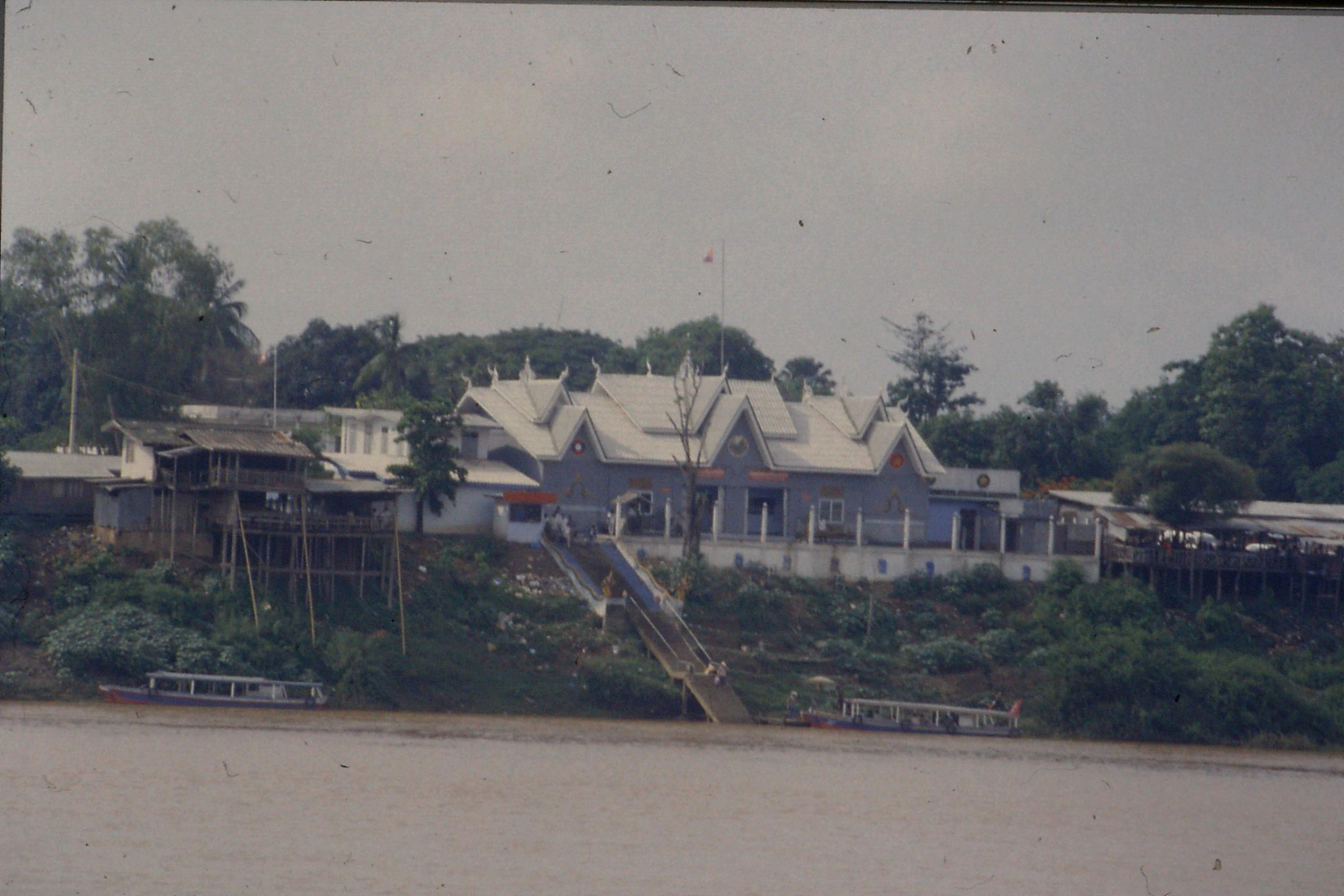 29/5/1990: 15: Laotian border point across Mekong