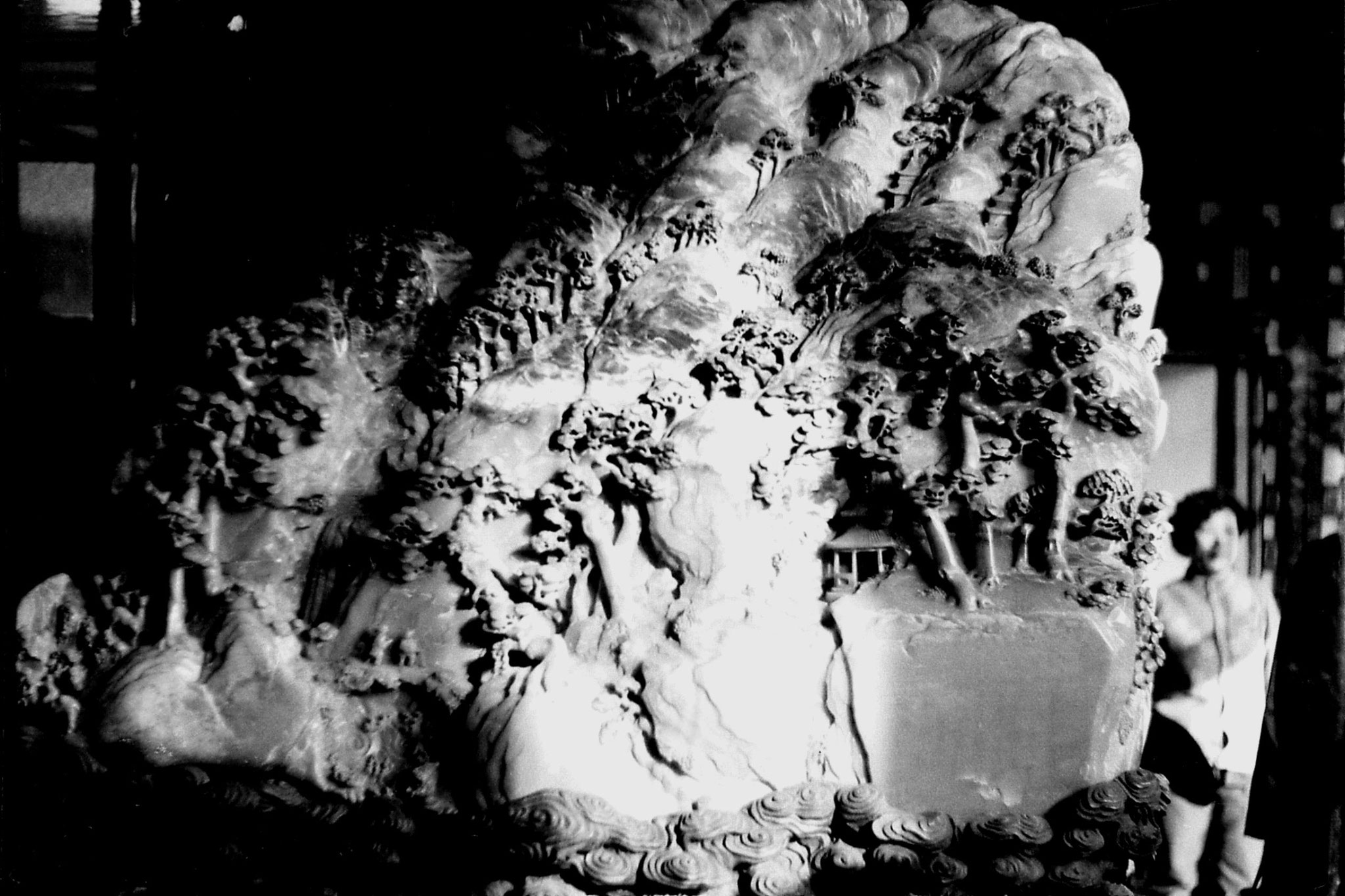 30/10/1988: 2: carved jade