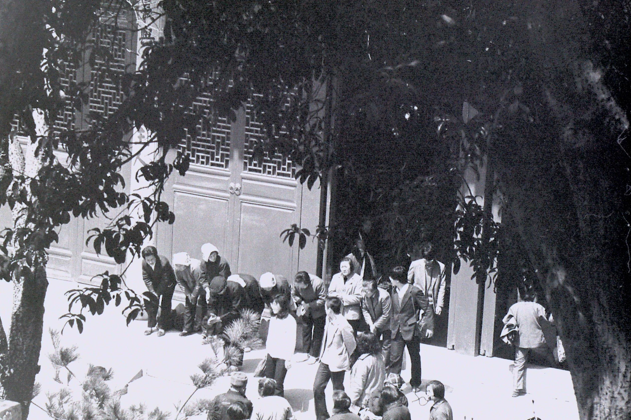 27/3/1989: 7: Lingu Temple pilgrims