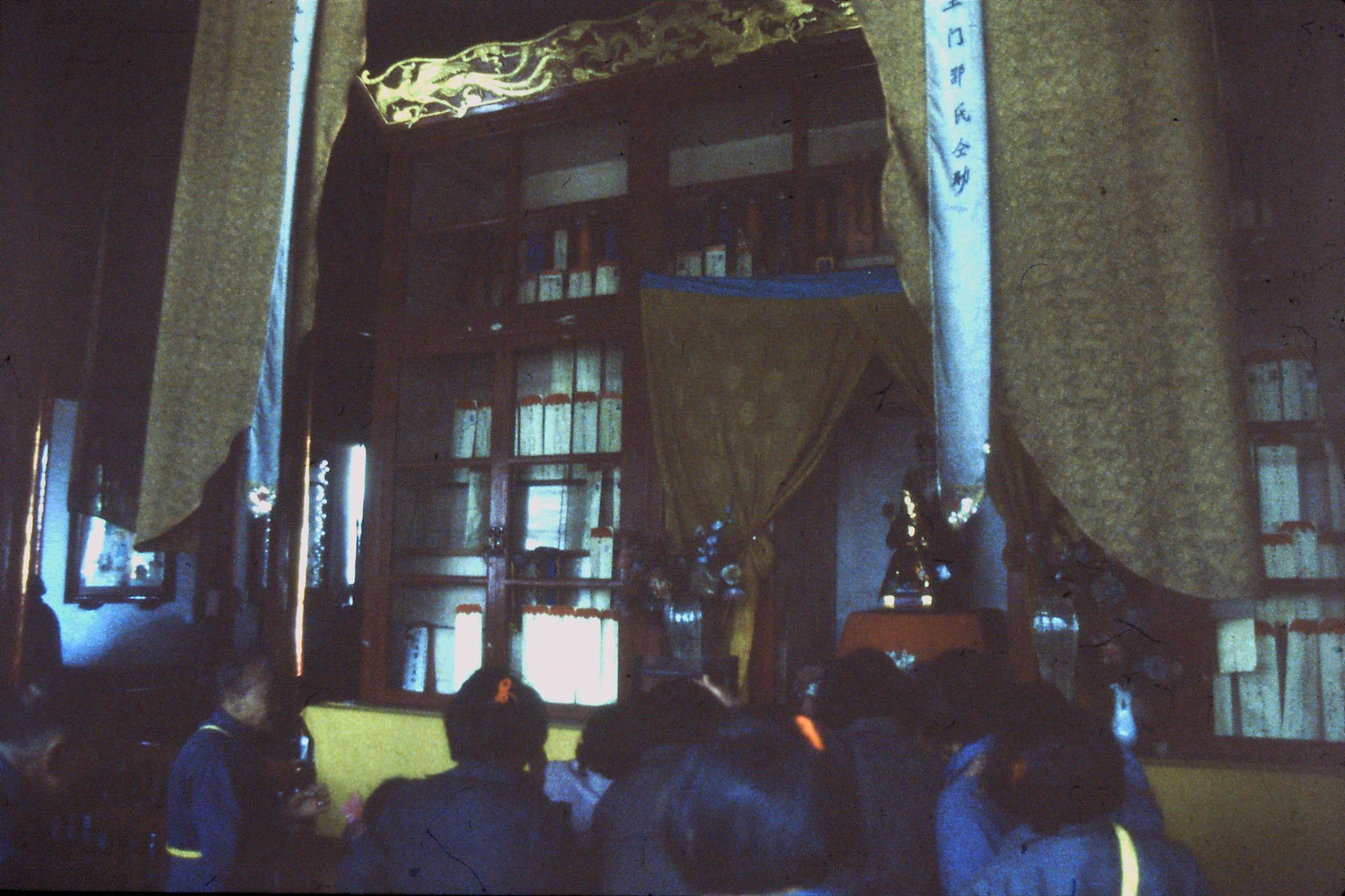 27/3/1989: 33: Hangzhou Ling Si temple back of 3rd Hall memorial of the dead