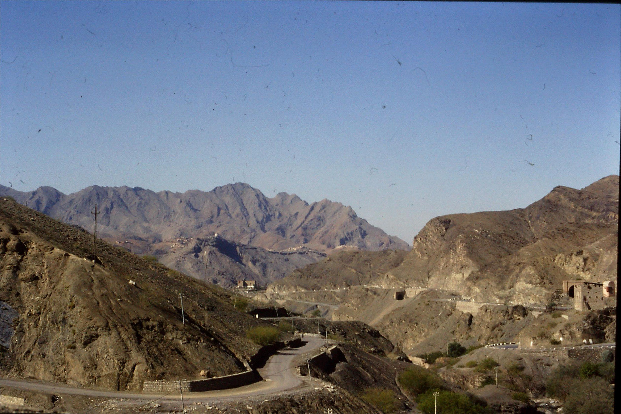 6/11/1989: 19: Khyber Pass view down to Torkum and Afghanistan