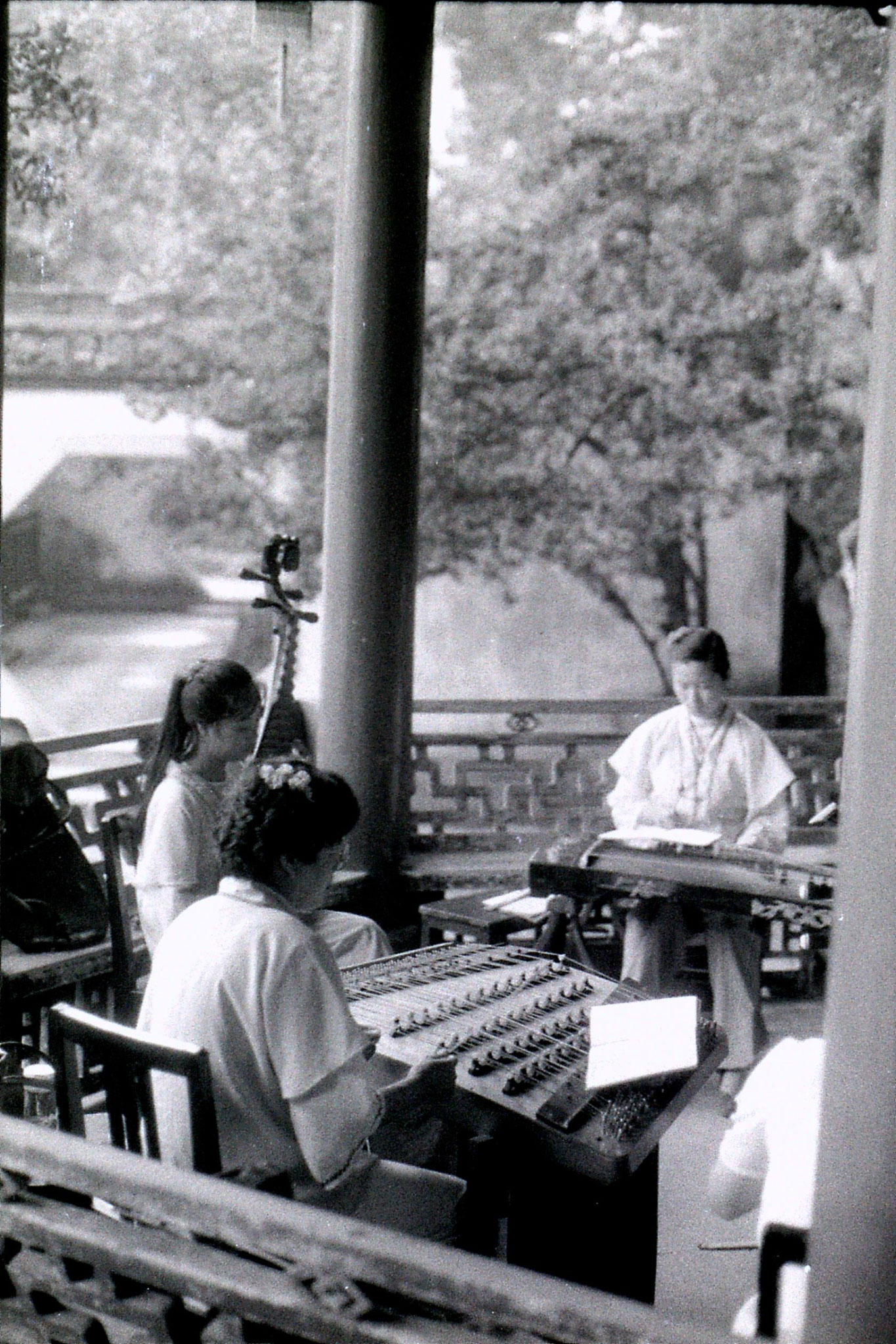 15/7/1989: 28: Hangzhou Yellow Dragon Spring musicians