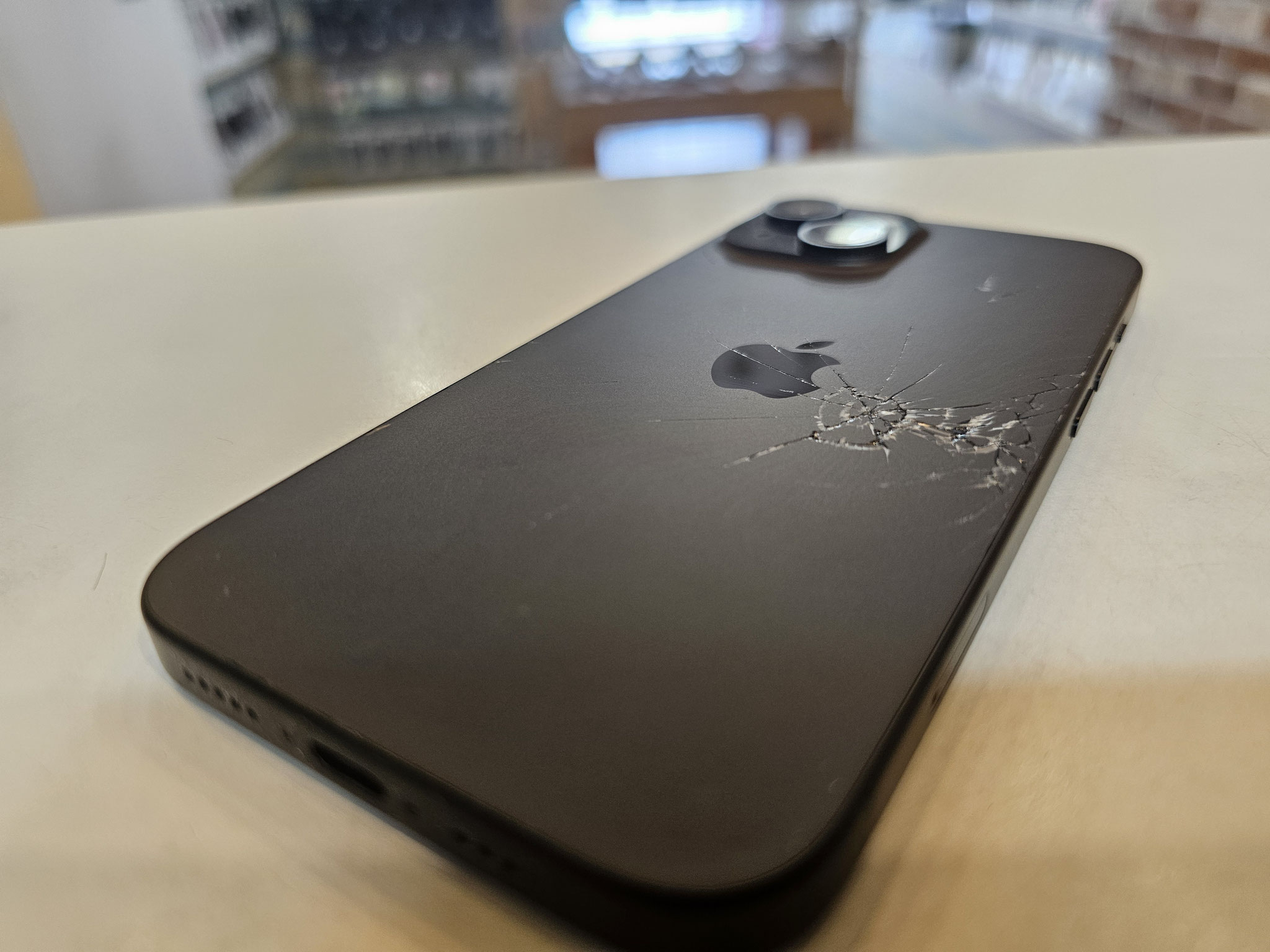 iPhone 15シリーズはApple純正部品で背面ガラス修理可能です iPhone 15シリーズはApple純正部品で背面ガラス修理可能です