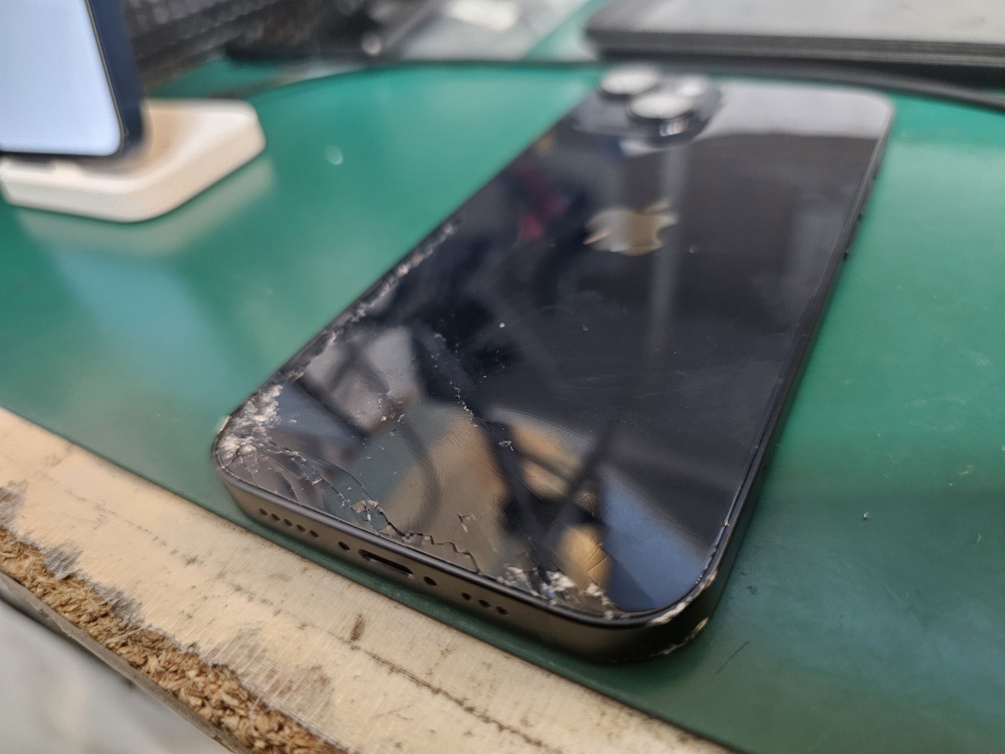 iPhone 15シリーズはApple純正部品で背面ガラス修理可能です iPhone 15シリーズはApple純正部品で背面ガラス修理可能です