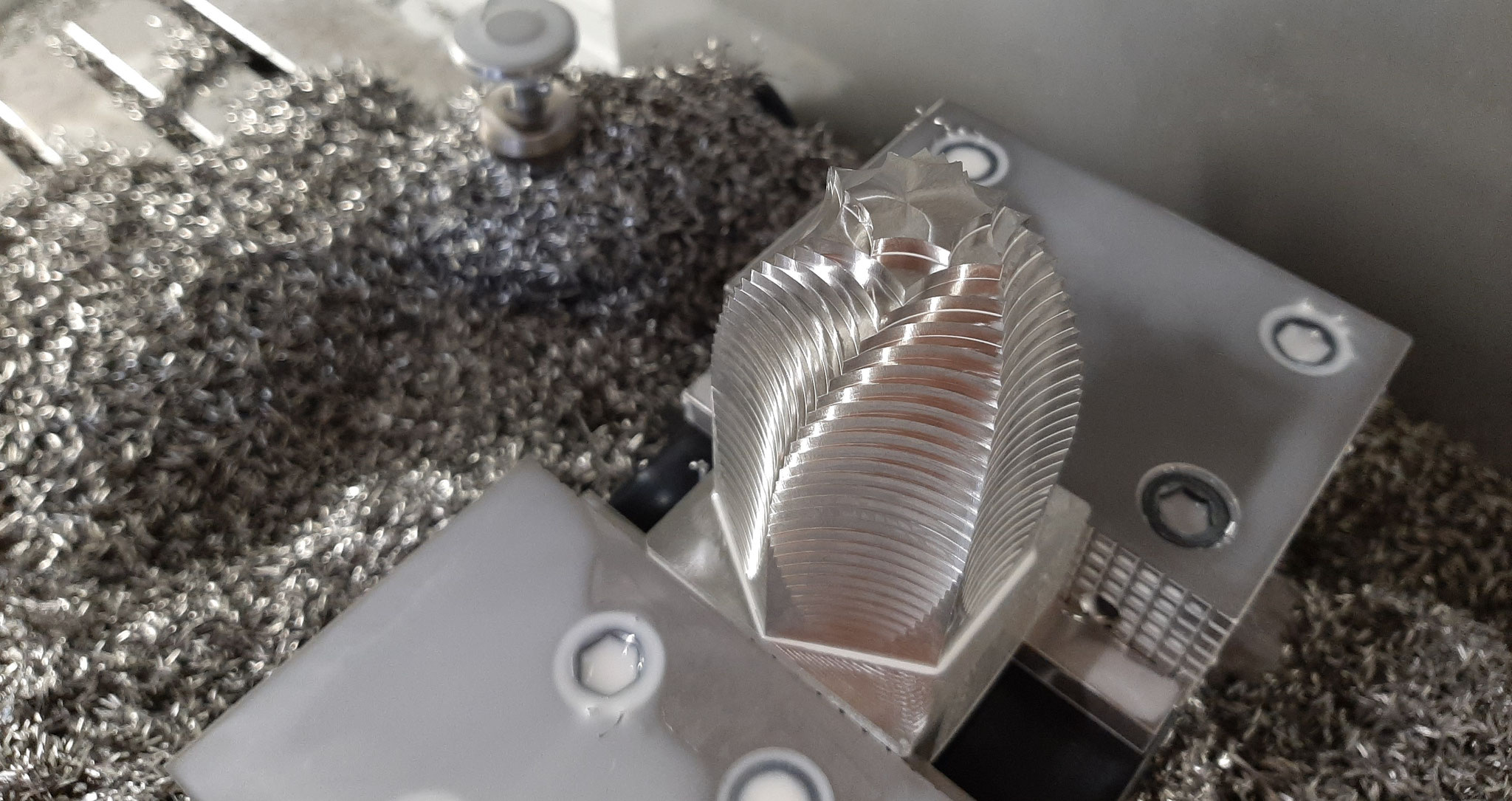 Eine Edelstahlflorence auf der CNC Fräsmaschine