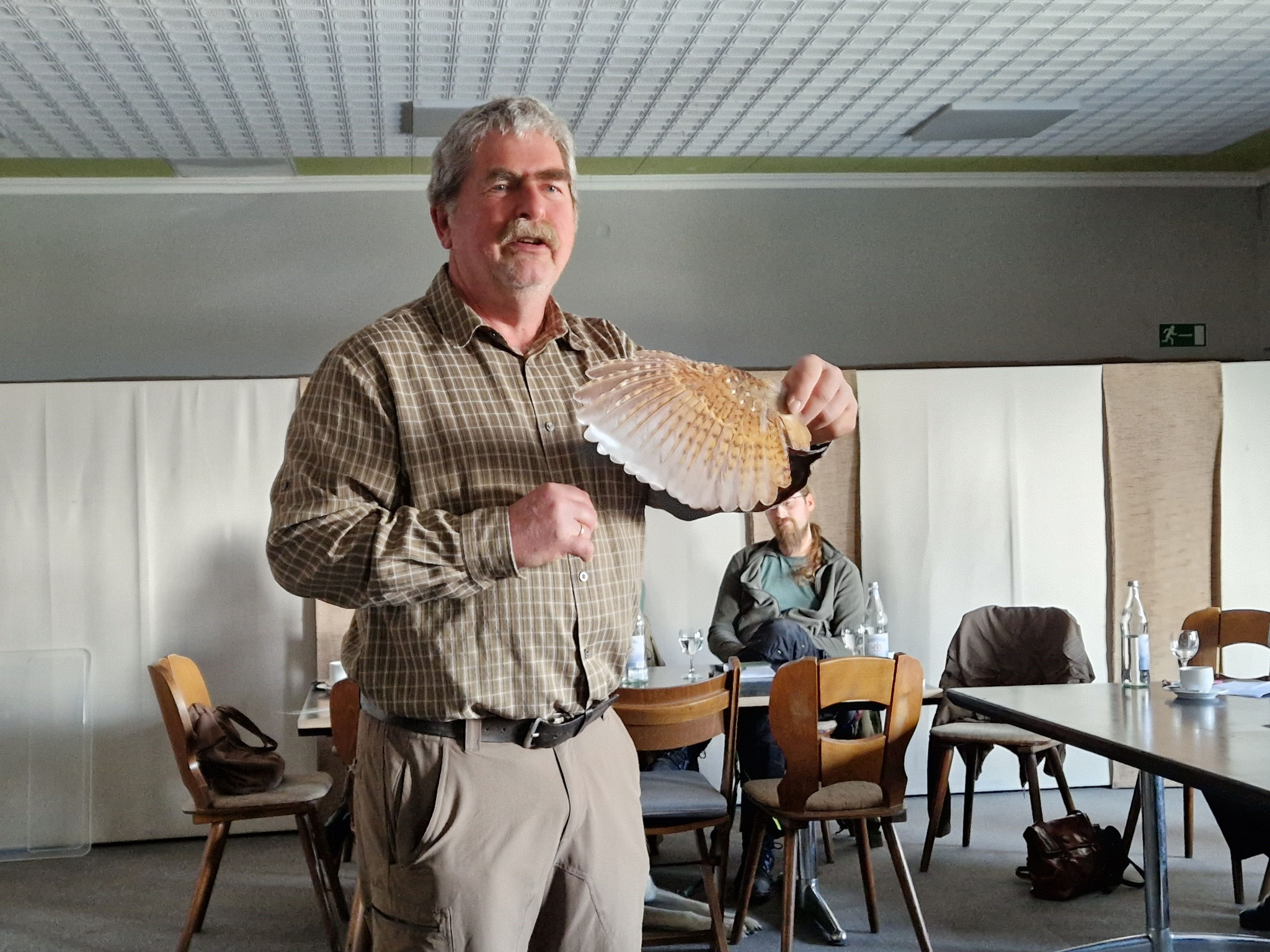 Ralph-G. Lösekrug ist ein wandelndes Feder-Lexikon. Seit seiner Jugend gilt sein Interesse der Ornithologie, hier vor allem der Federbestimmung