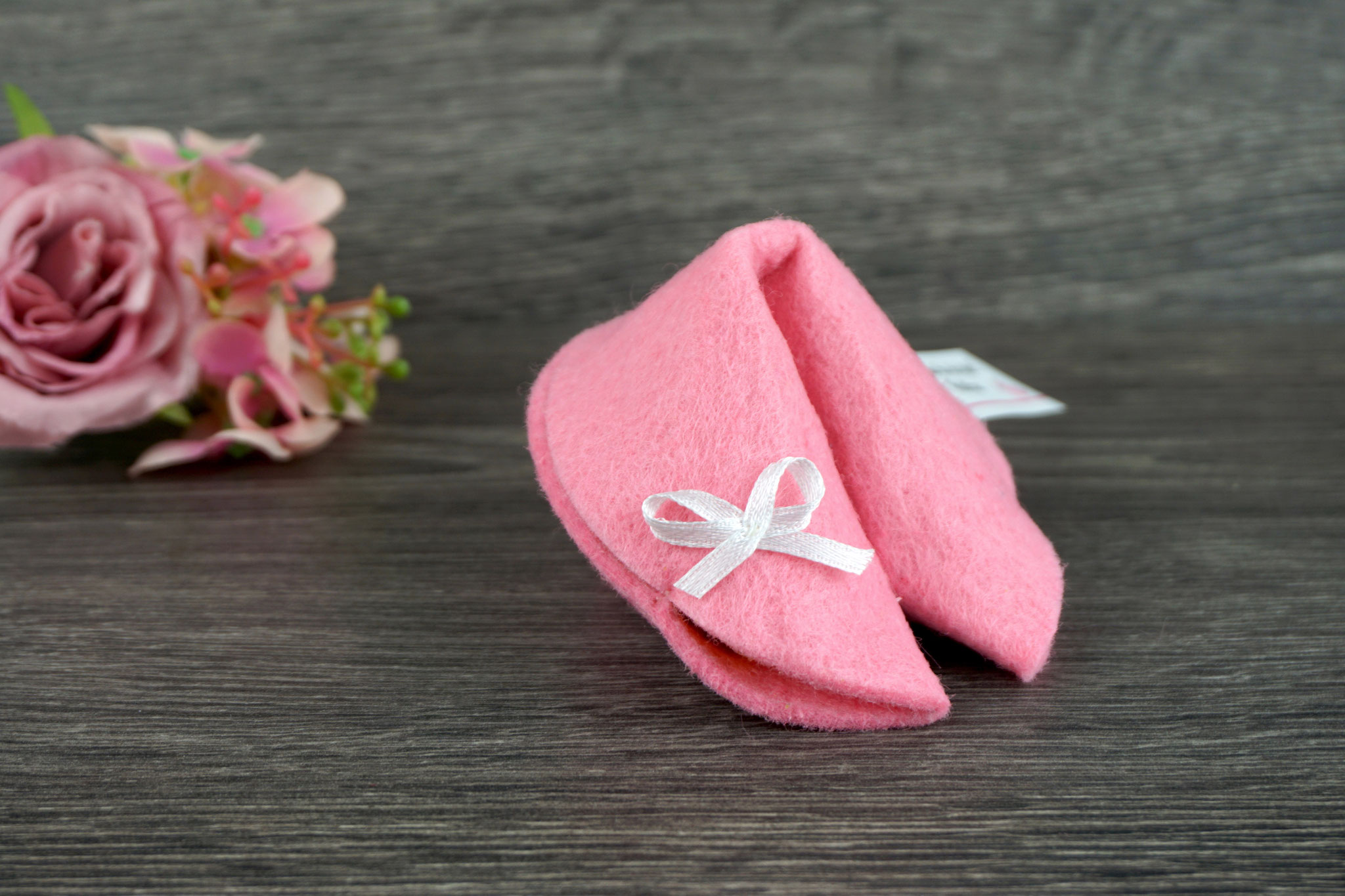 Filzkeks mit einem Stich zusammengenäht, verhindert das herausfallen des Inhaltes.