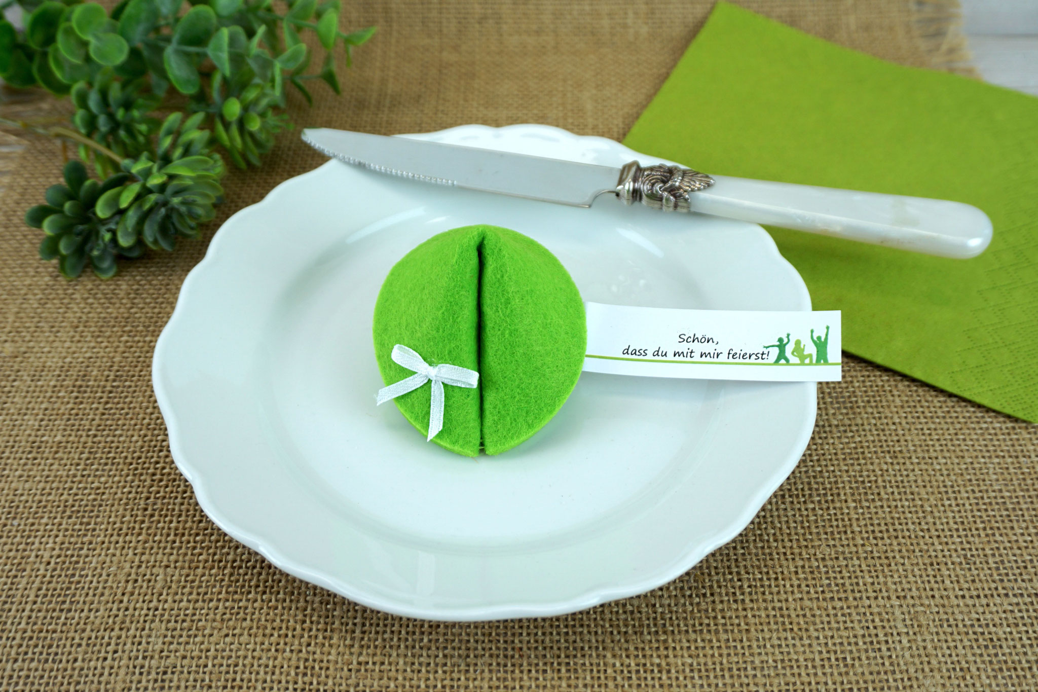 Filzkeks klein Apfelgrün, Fähnchen Design "Ihr seid meine Freunde!"