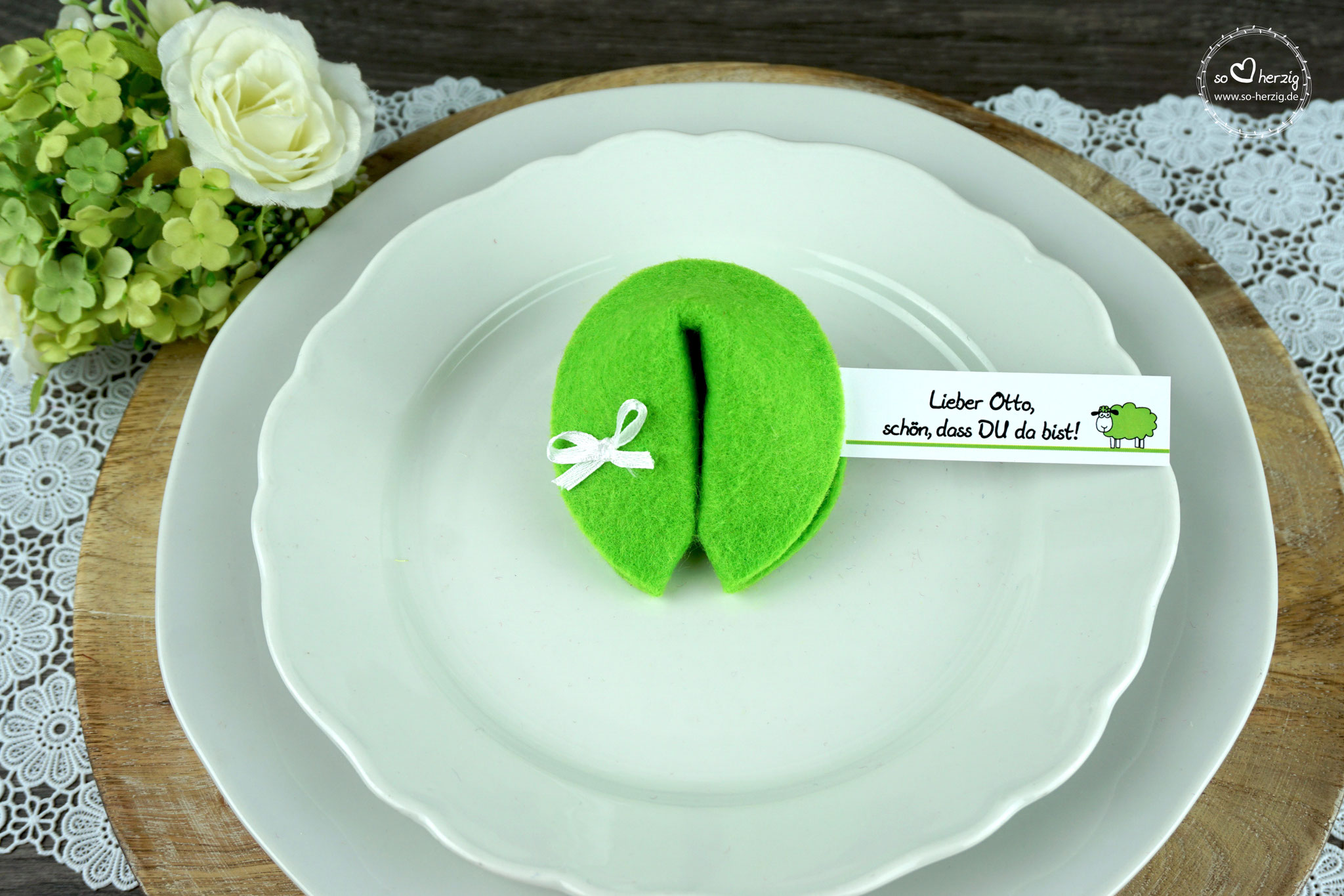 Filzkeks klein Apfelgrün, Fähnchen Design "Schaf"