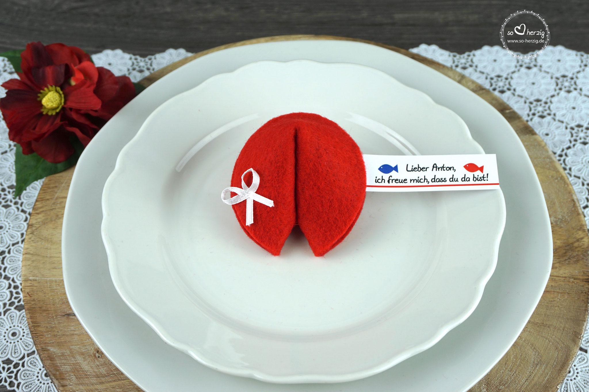 Filzkeks klein Rot, Fähnchen Design "Fisch"