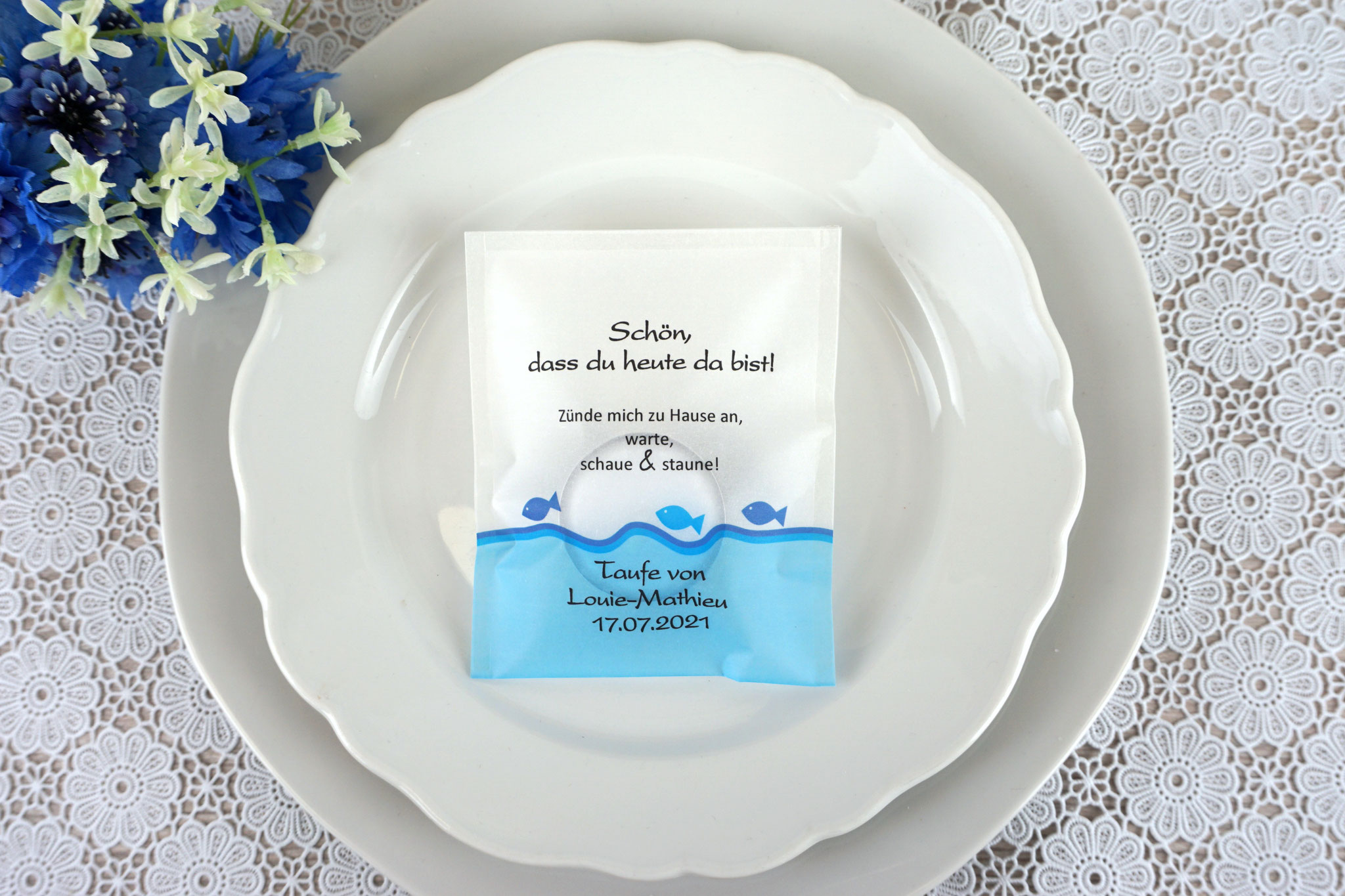 Lichtbotschaft "Verpackung als Platzkarte", Design Fische Blau, Schrift Present