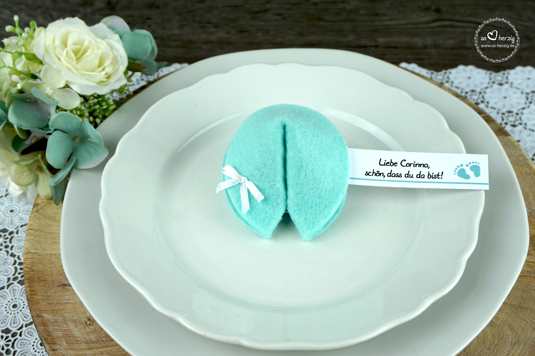 Filzkeks klein Mint hell, Fähnchen Design "Footprint"