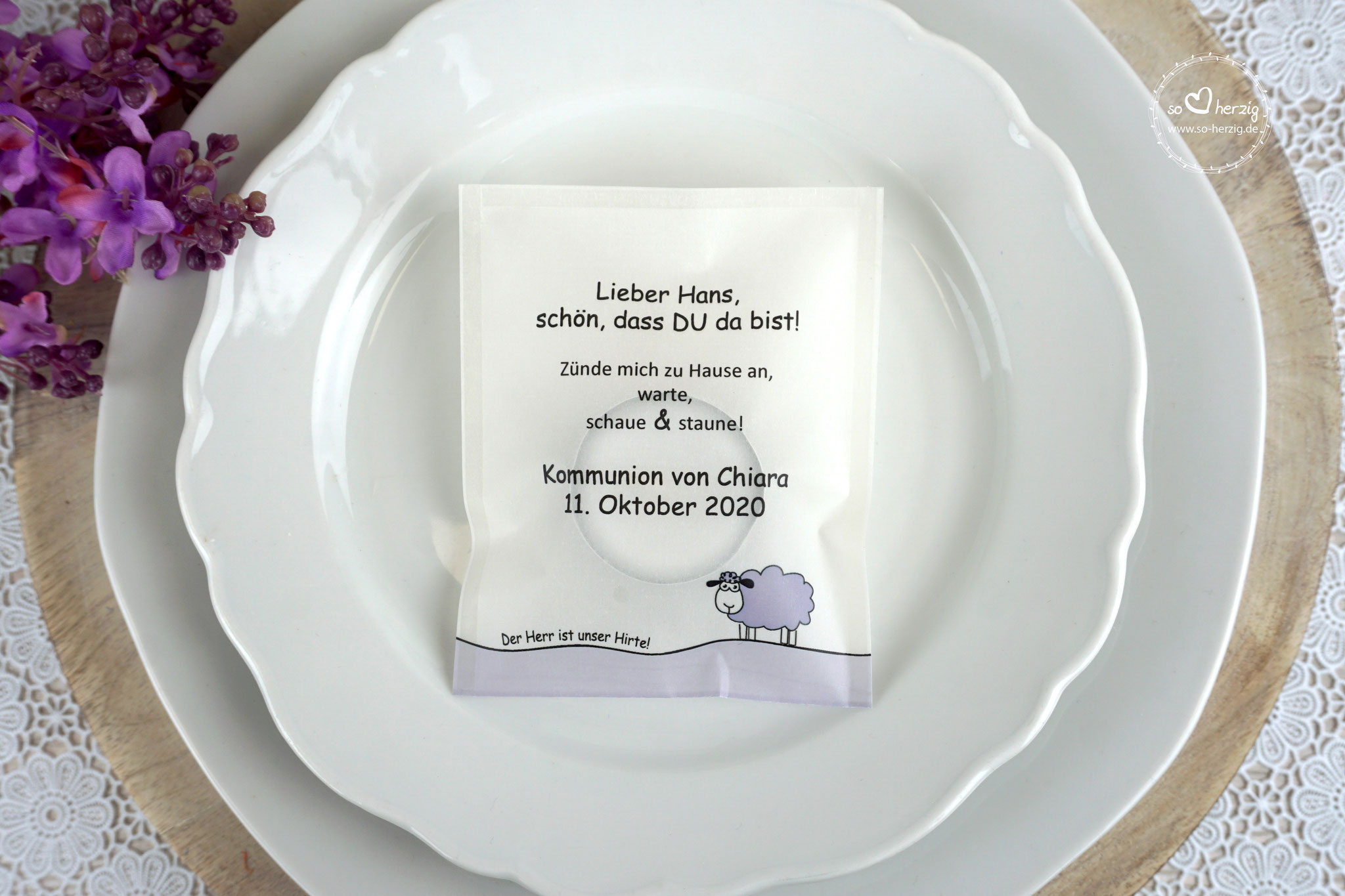 Teelicht-Botschaft Design "Schaf" Flieder - Schrift Segoe Print - als Platzkarte