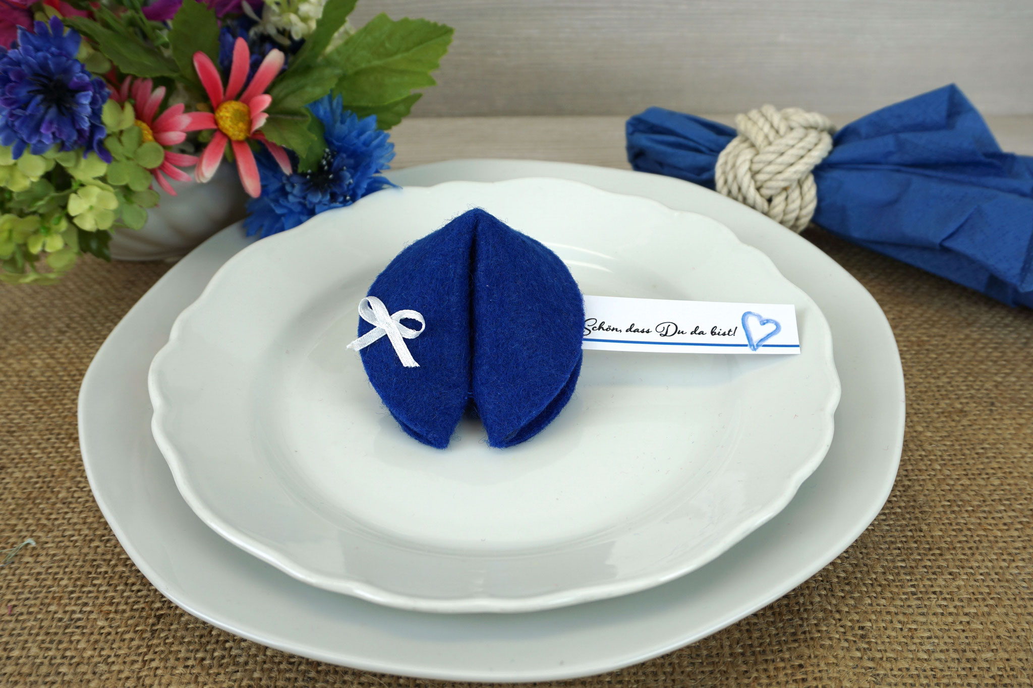 Filzkeks klein Royalblau, Fähnchen Design "Aquarellherz"