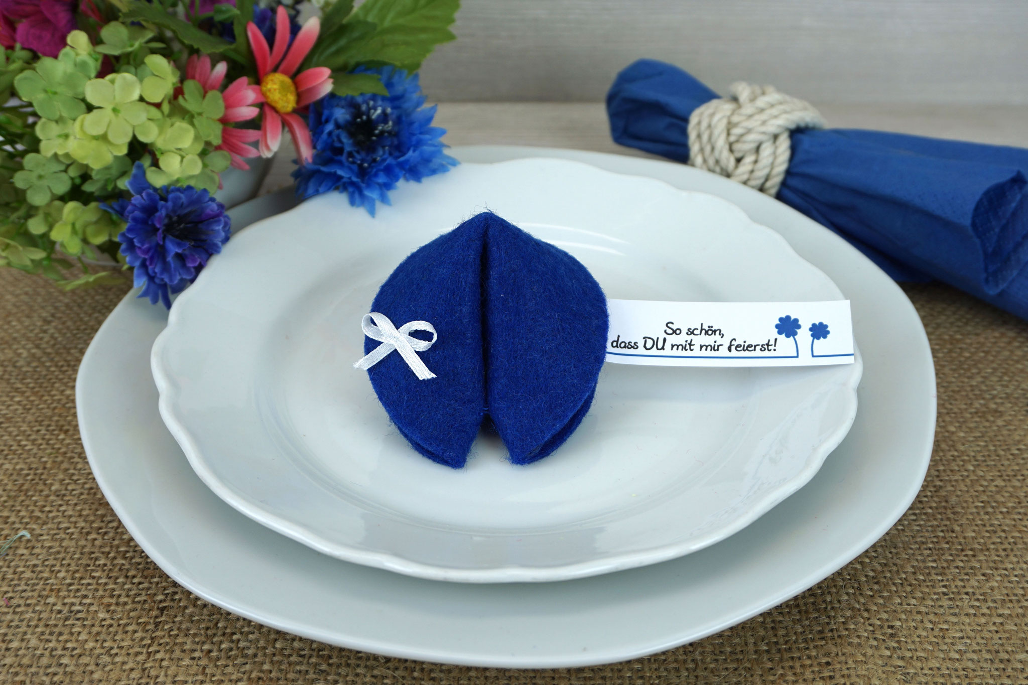 Filzkeks klein Royalblau, Fähnchen Design "Kleeblätter"