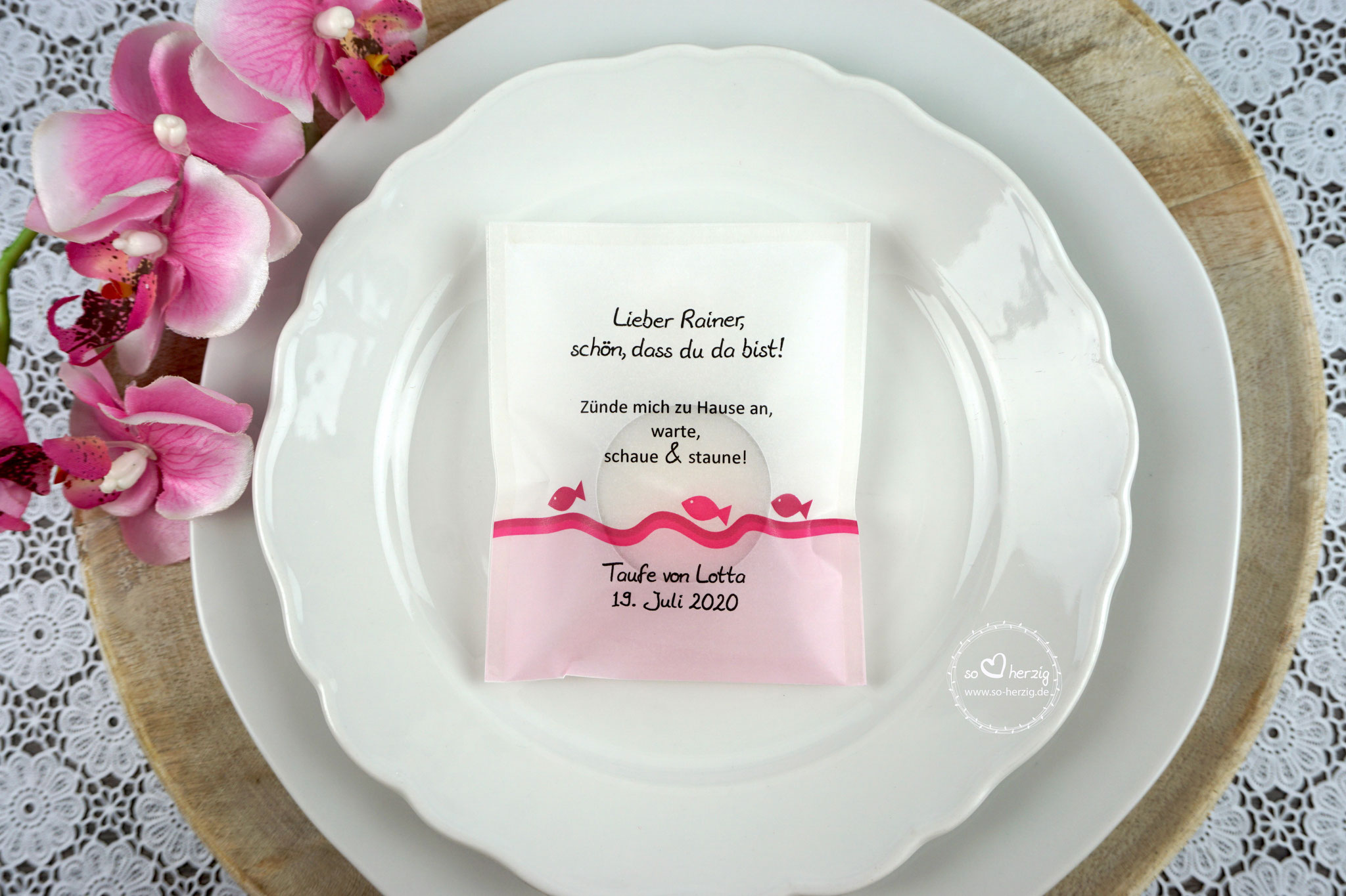 Lichtbotschaft "Verpackung als Platzkarte", Design "Fische" Pink, Schrift Julius B Thyssen