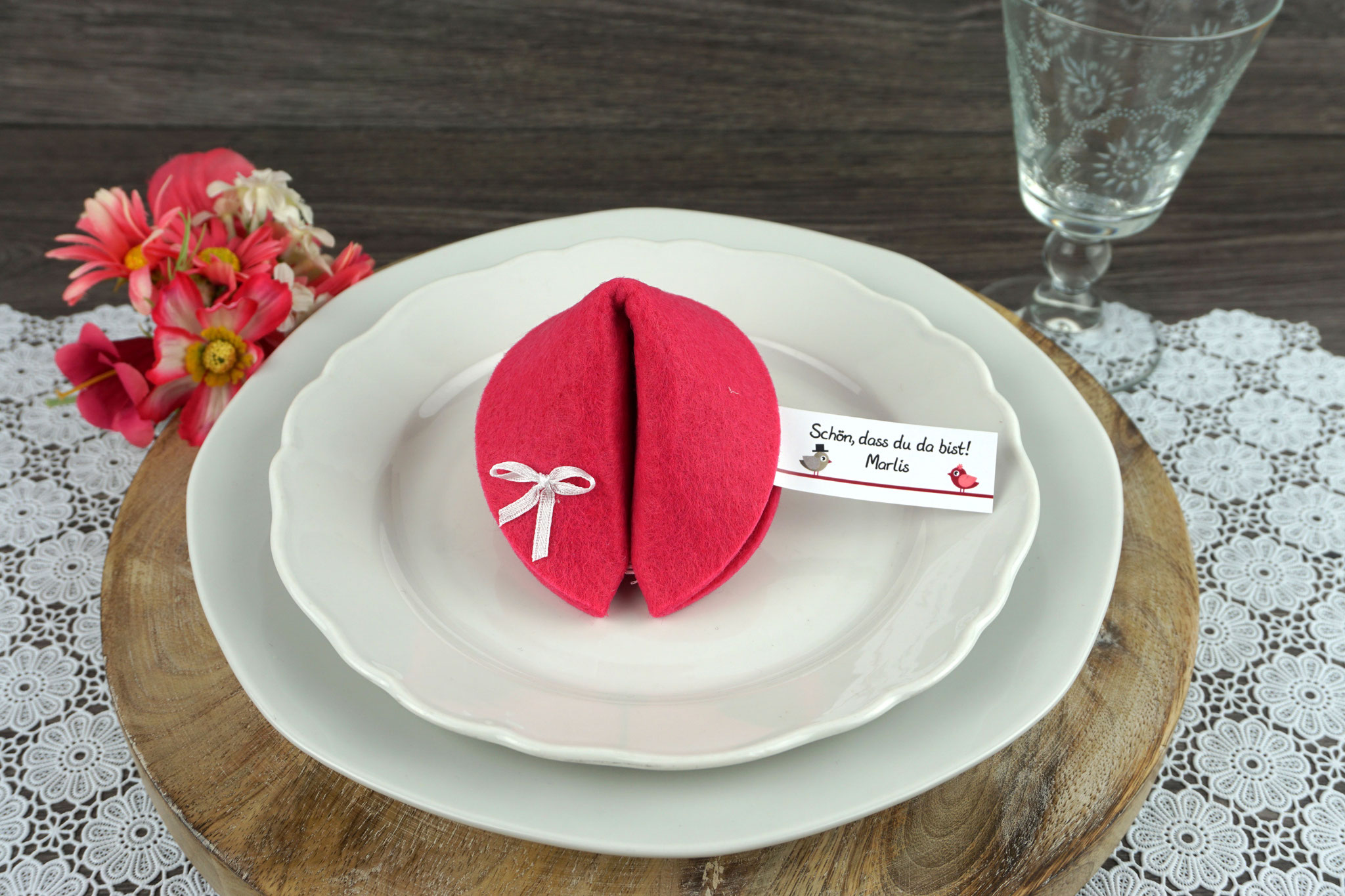 Filzkeks groß - Farbe Cyclam - Fähnchen Design Hochzeitsvögel