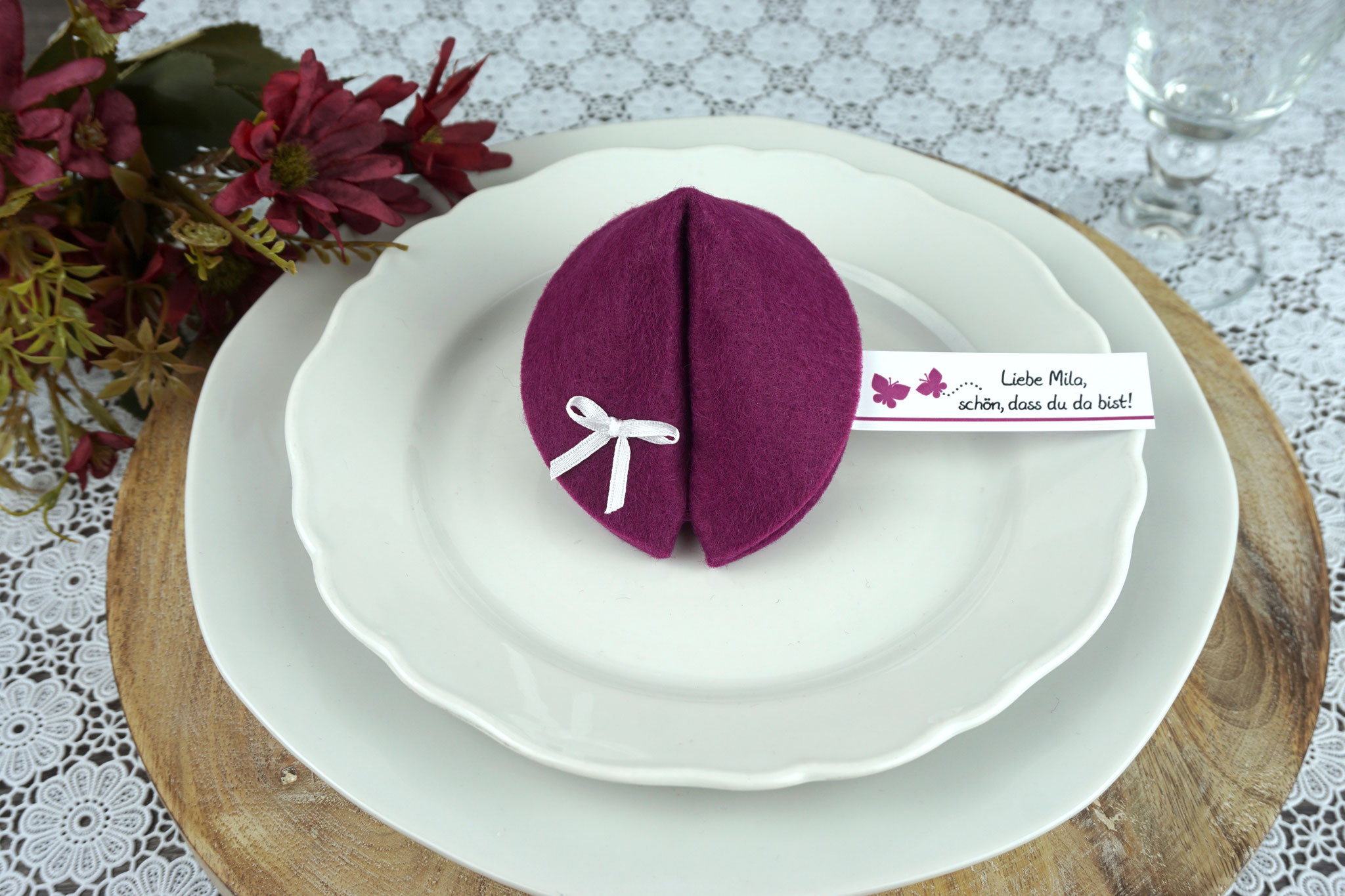 Filzkeks groß - Farbe Beere - Fähnchen Design Schmetterlinge