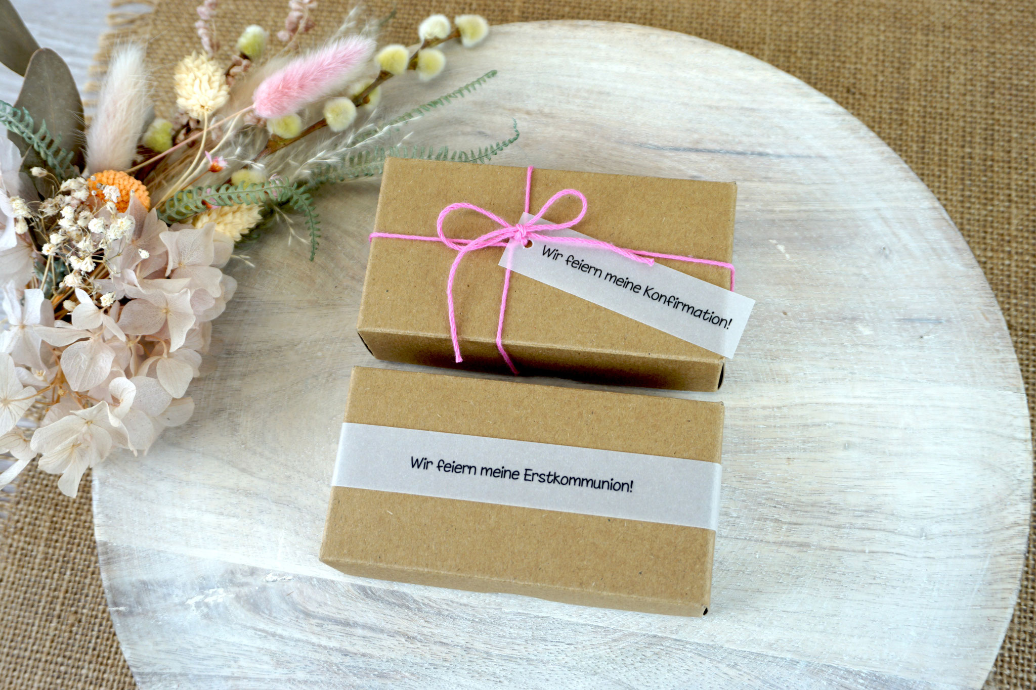 So oder so? Verpackung mit Banderole aus Pergamentpapier oder einem farblich passendem Geschenkband mit Anhänger aus Pergamentpapier!