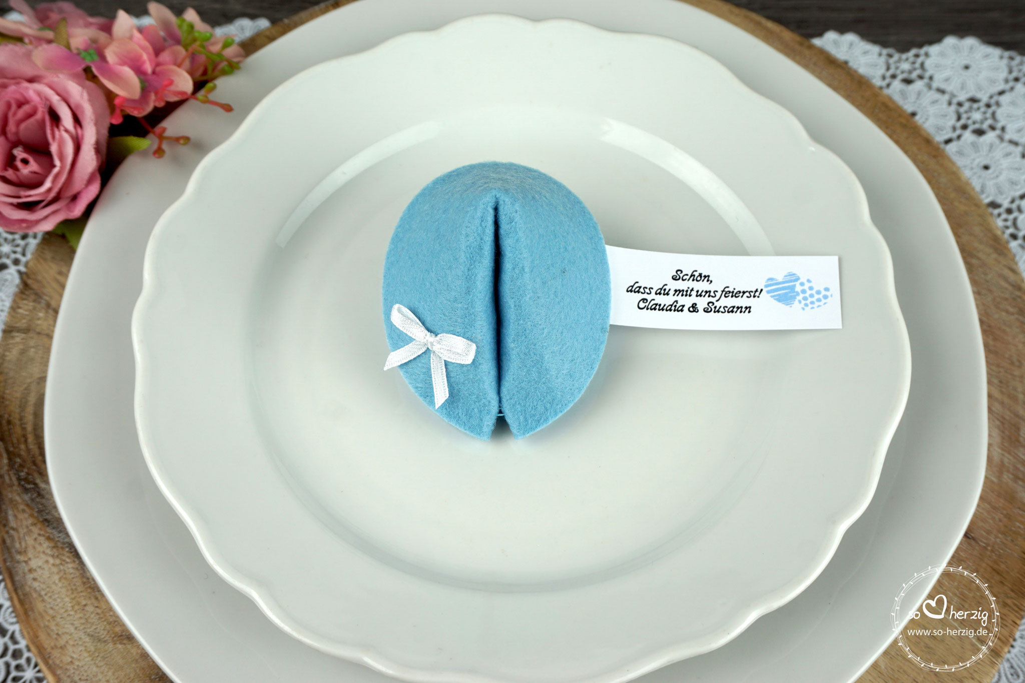 Filzkeks klein - Farbe Hellblau - Fähnchen Design "zwei Herzen"