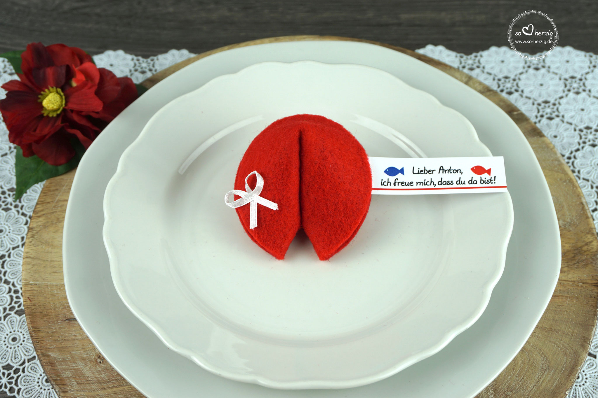 Filzkeks klein Rot, Fähnchen Design "Fische"
