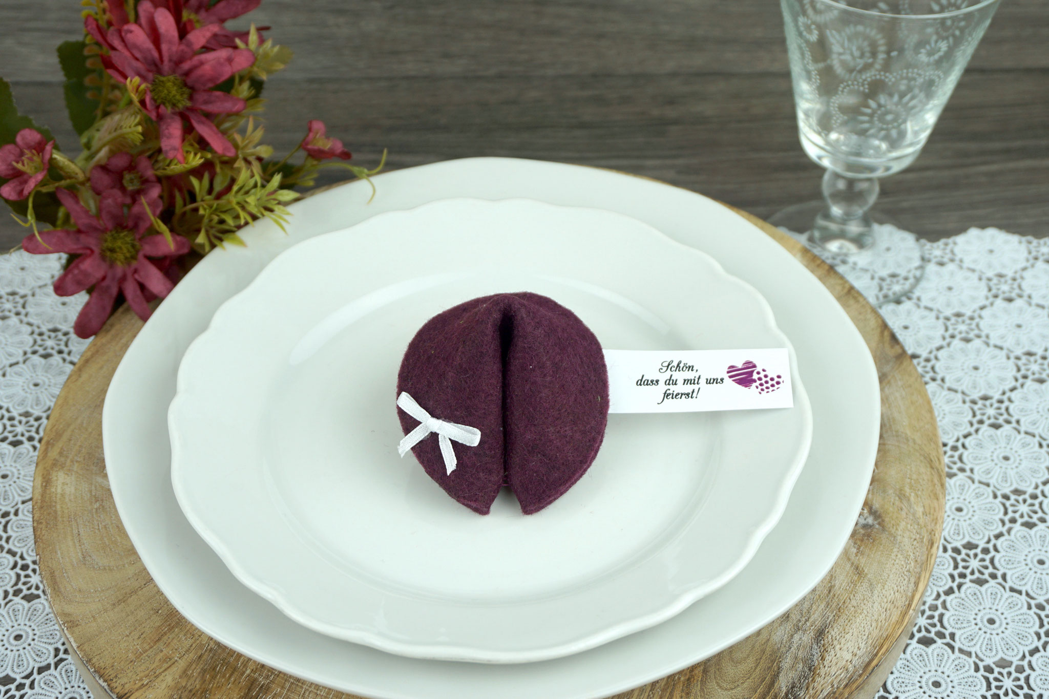 Filzkeks klein - Farbe Burgund, Fähnchen Design "zwei Herzen"