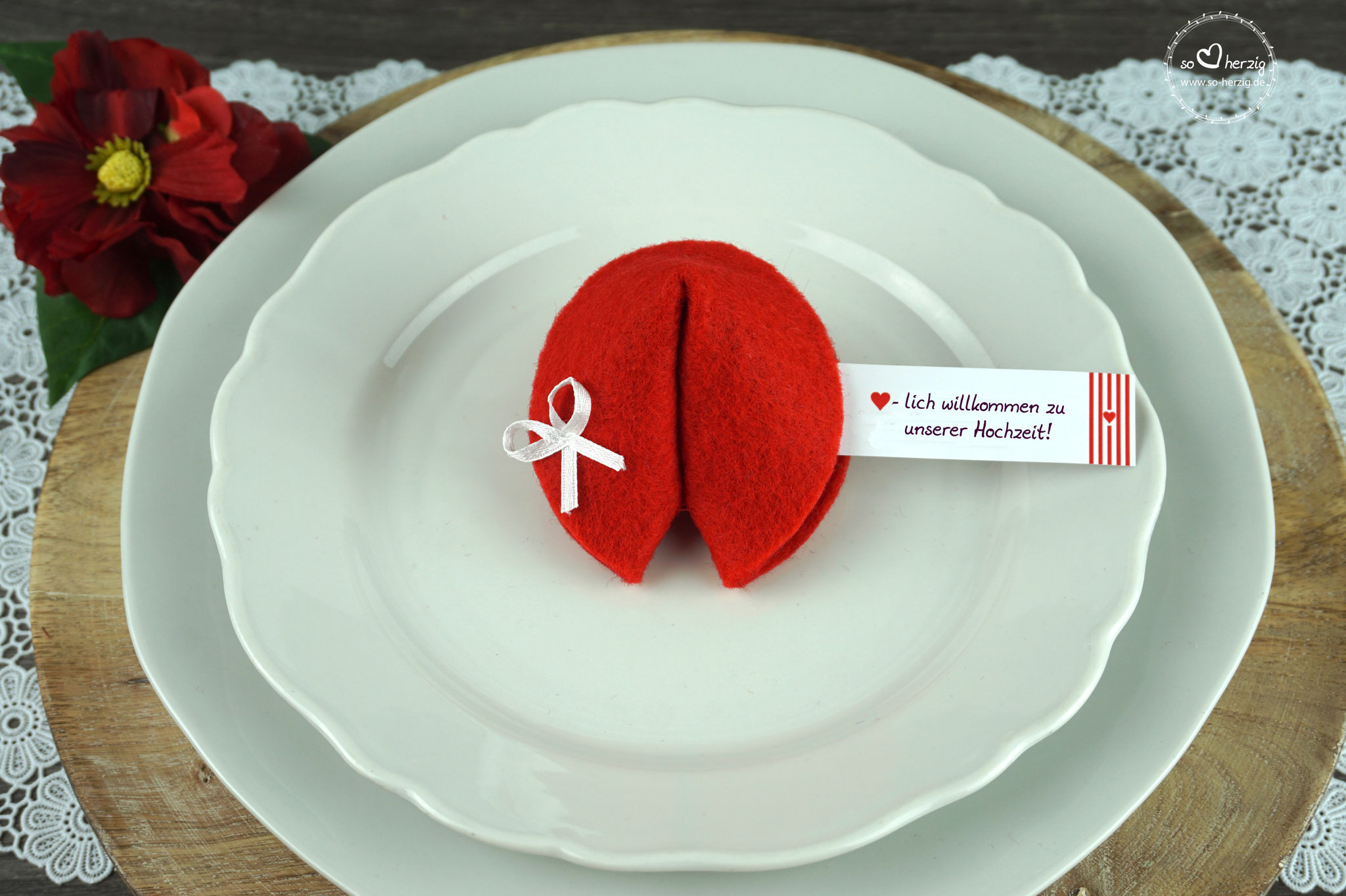 Filzkeks klein - Farbe Rot, Fähnchen Design Herzband