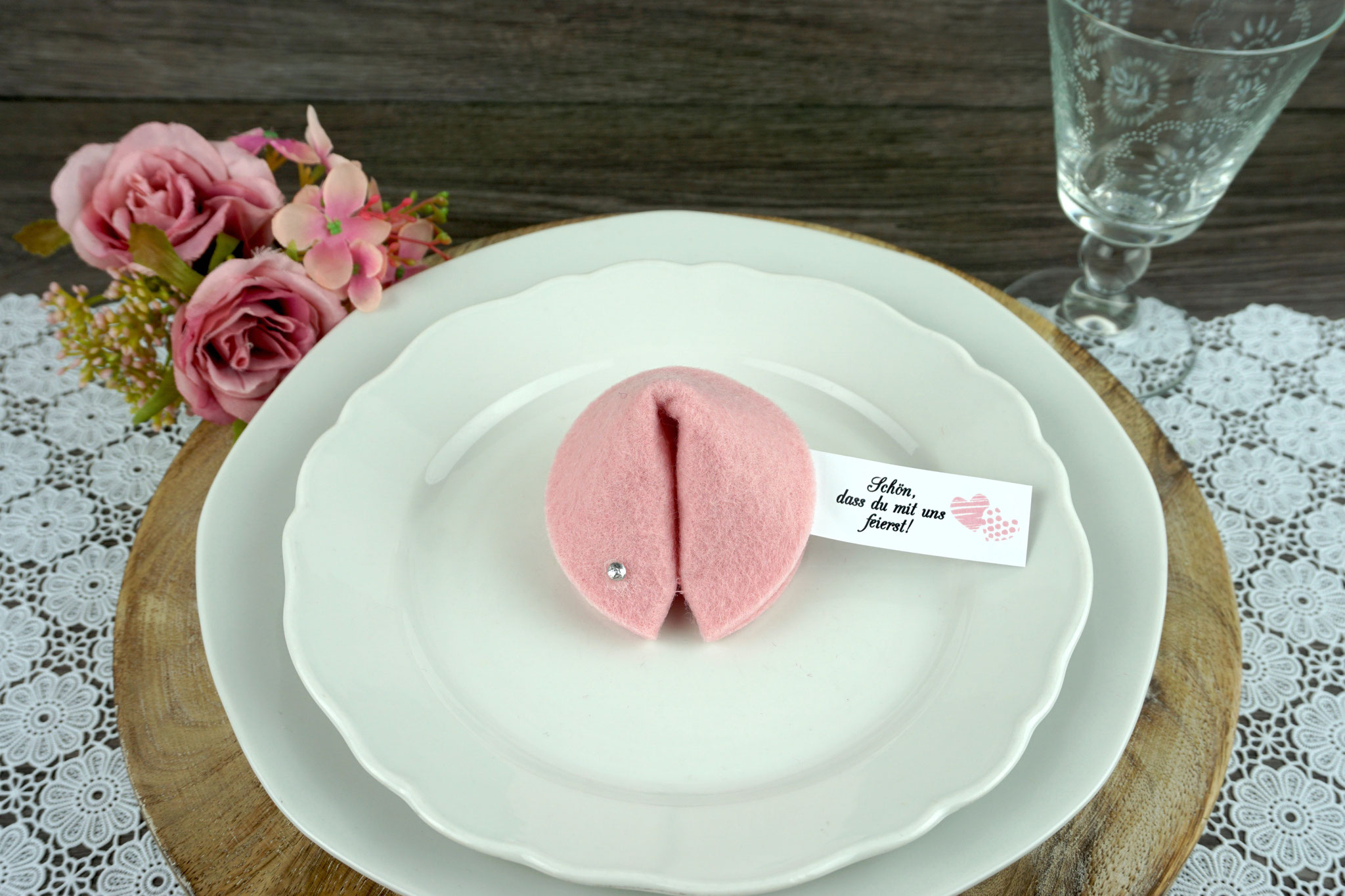 Filzkeks klein - Farbe Puderrosa mit Straßstein - Fähnchen Design "zwei Herzen"