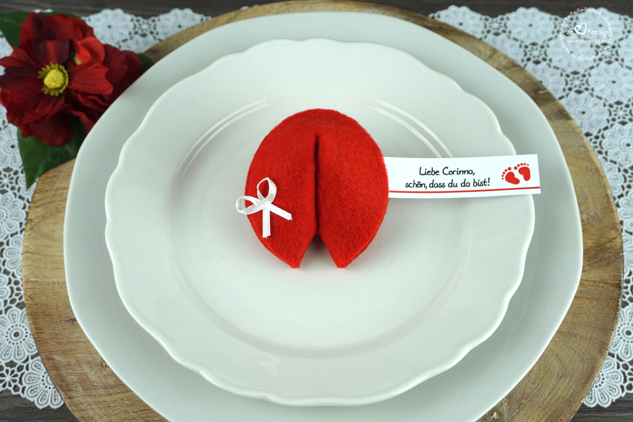 Filzkeks klein Rot, Fähnchen Design "Footprint"