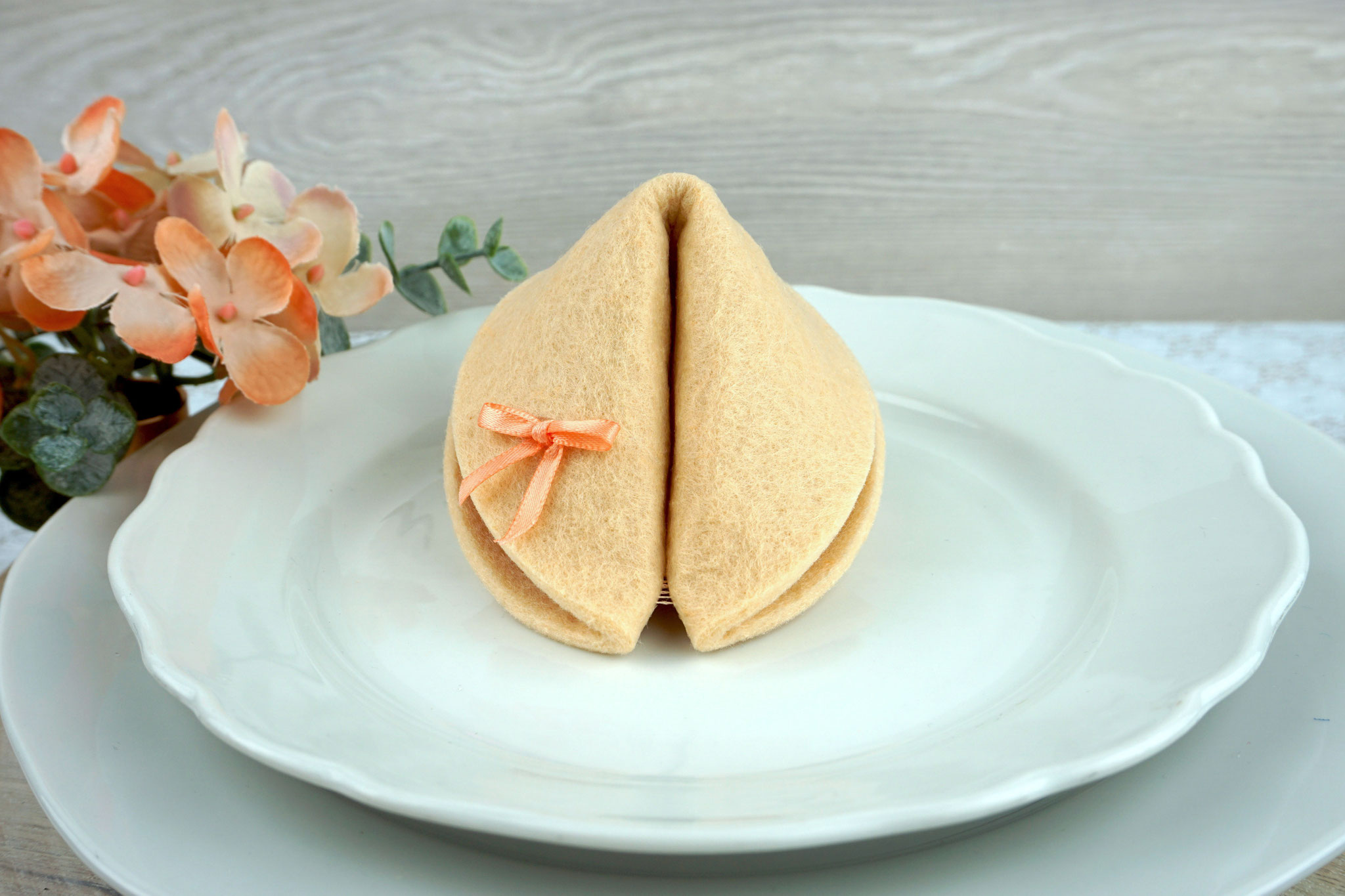 Filzkeks groß - Farbe Apricot - Sonderwunsch Satinschleife in der Farbe Apricot