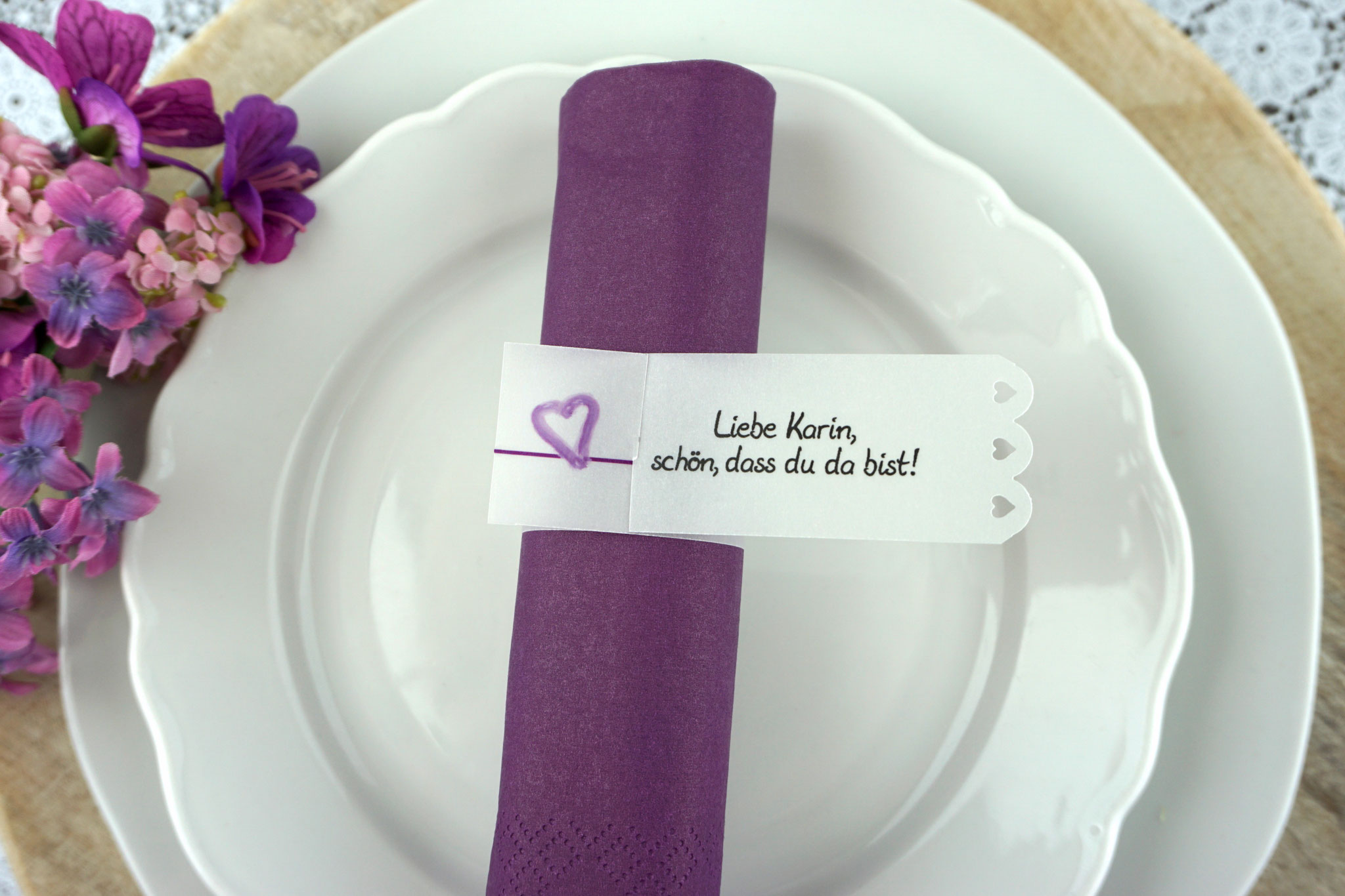 Serviettenring Design Aquarellherz, Farbe Lila, Randabschluss Wellenrand - als Platzkarte