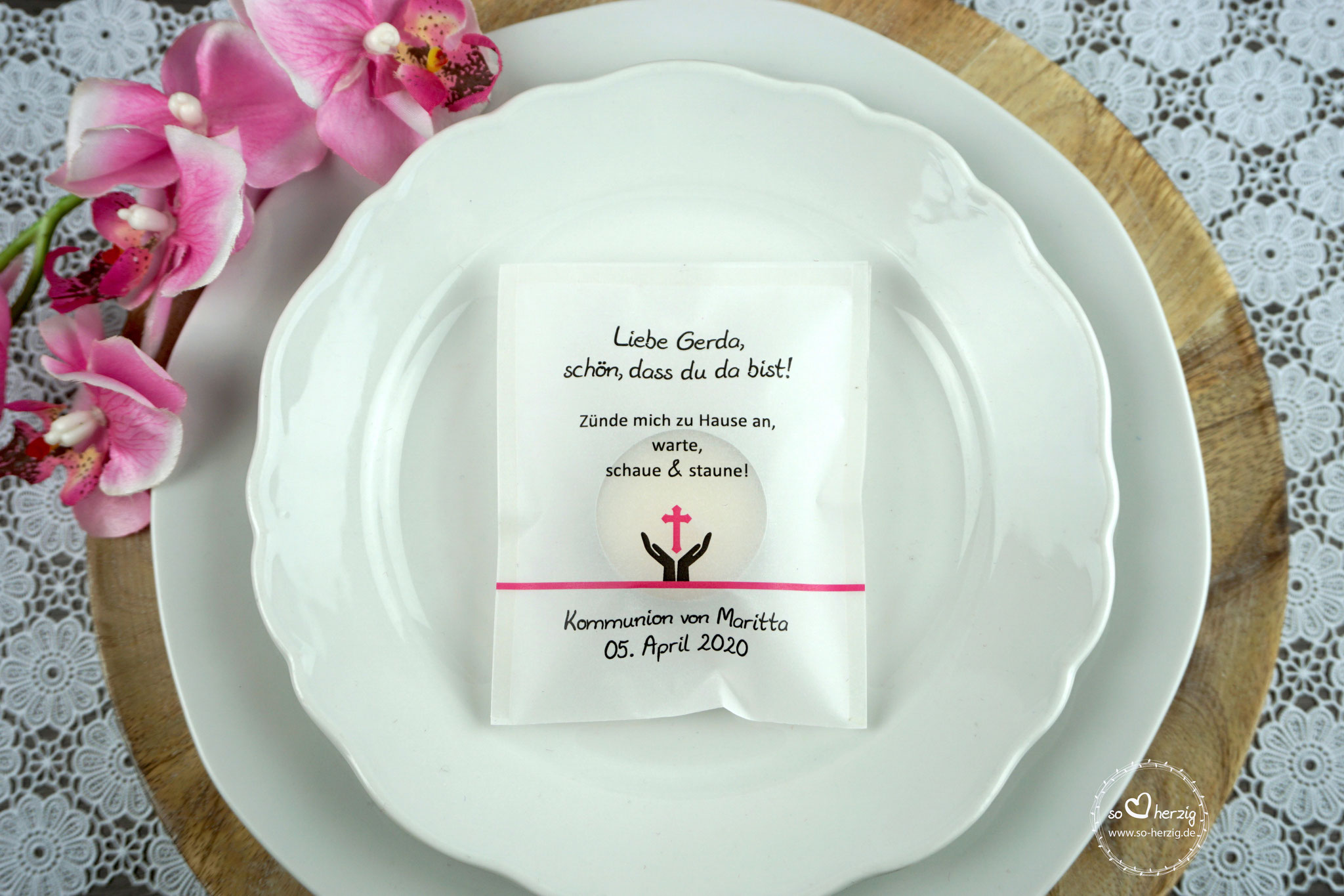 Lichtbotschaft "Verpackung als Platzkarte", Design: Hand/Kreuz Pink