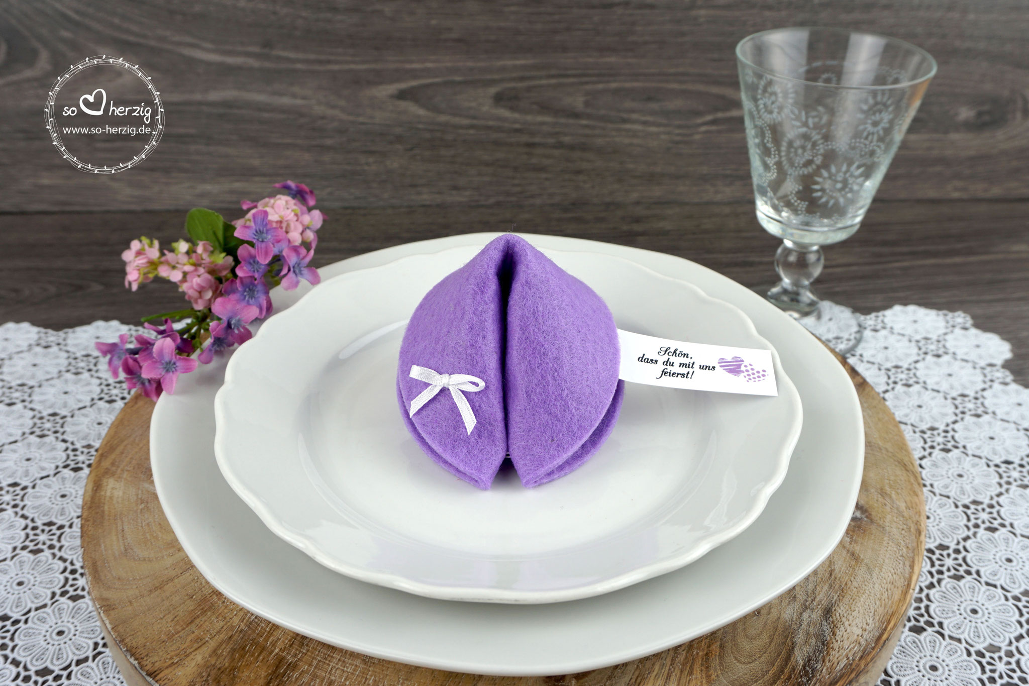 Filzkeks groß - Farbe Flieder - Fähnchen Design "zwei Herzen"