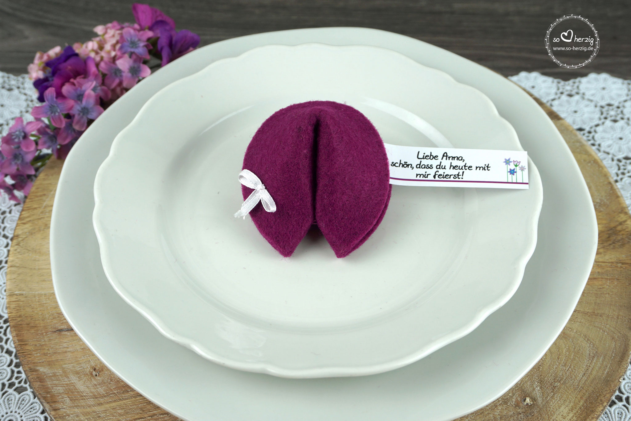 Filzkeks klein Beere, Fähnchen Design "Blumenwiese"