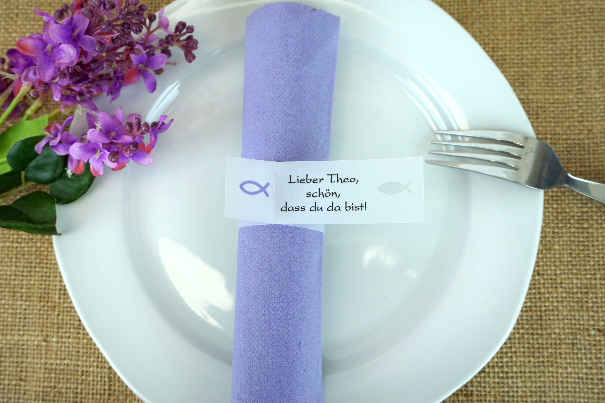 Serviettenring als Platzkarte, Design Fisch Silhouette, Farbe Flieder, Randabschluss Fisch