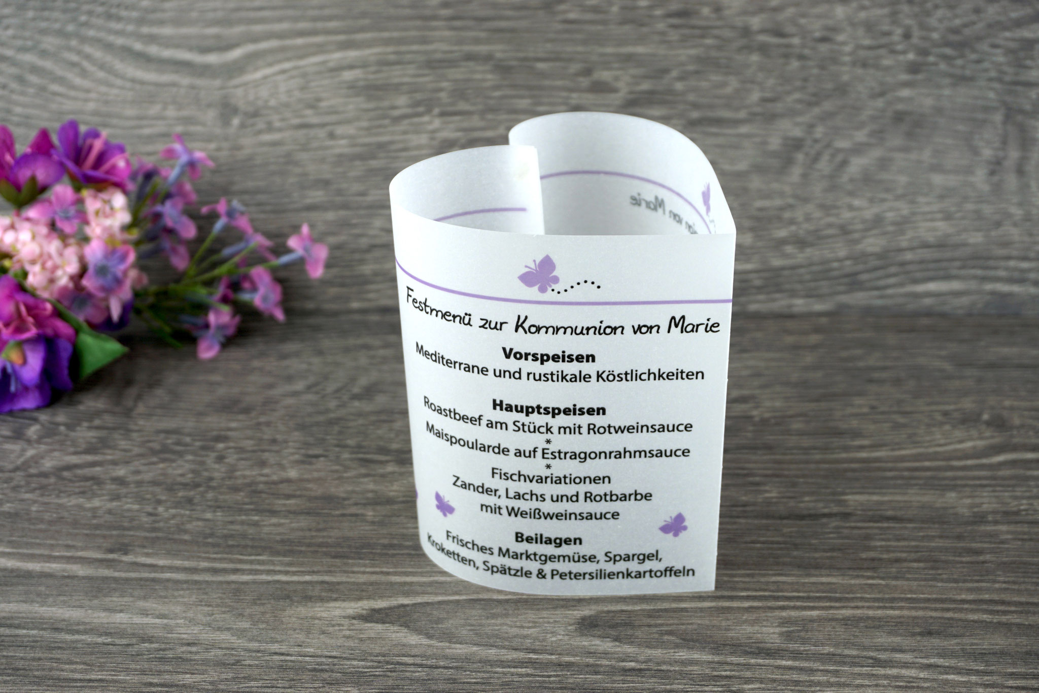 Menükarte Herzform 10,5cm, Design Schmetterlinge Flieder