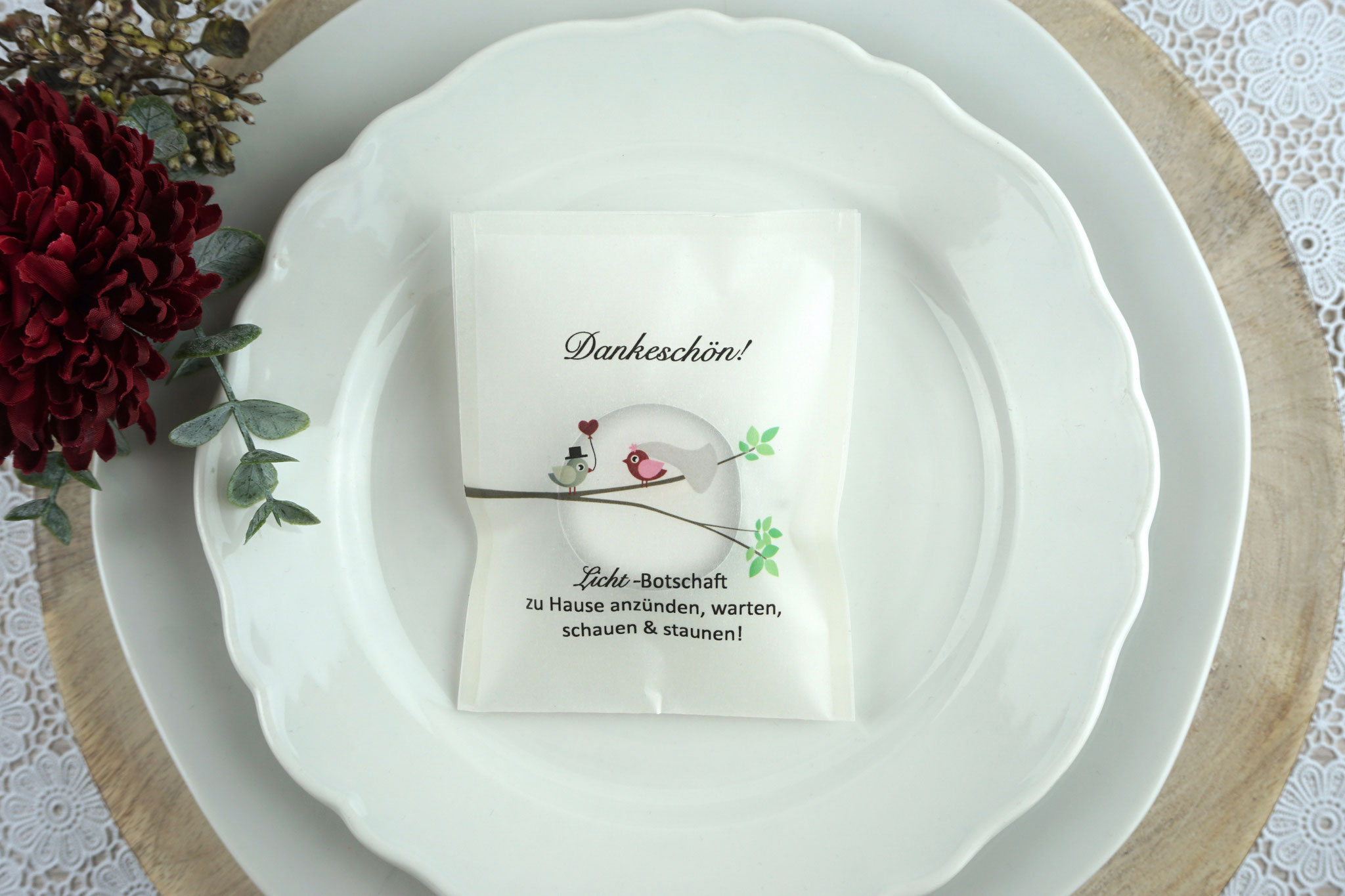 Licht-Botschaft Design "Hochzeitsvögel auf verzweigtem Ast", Farbe Bordeaux