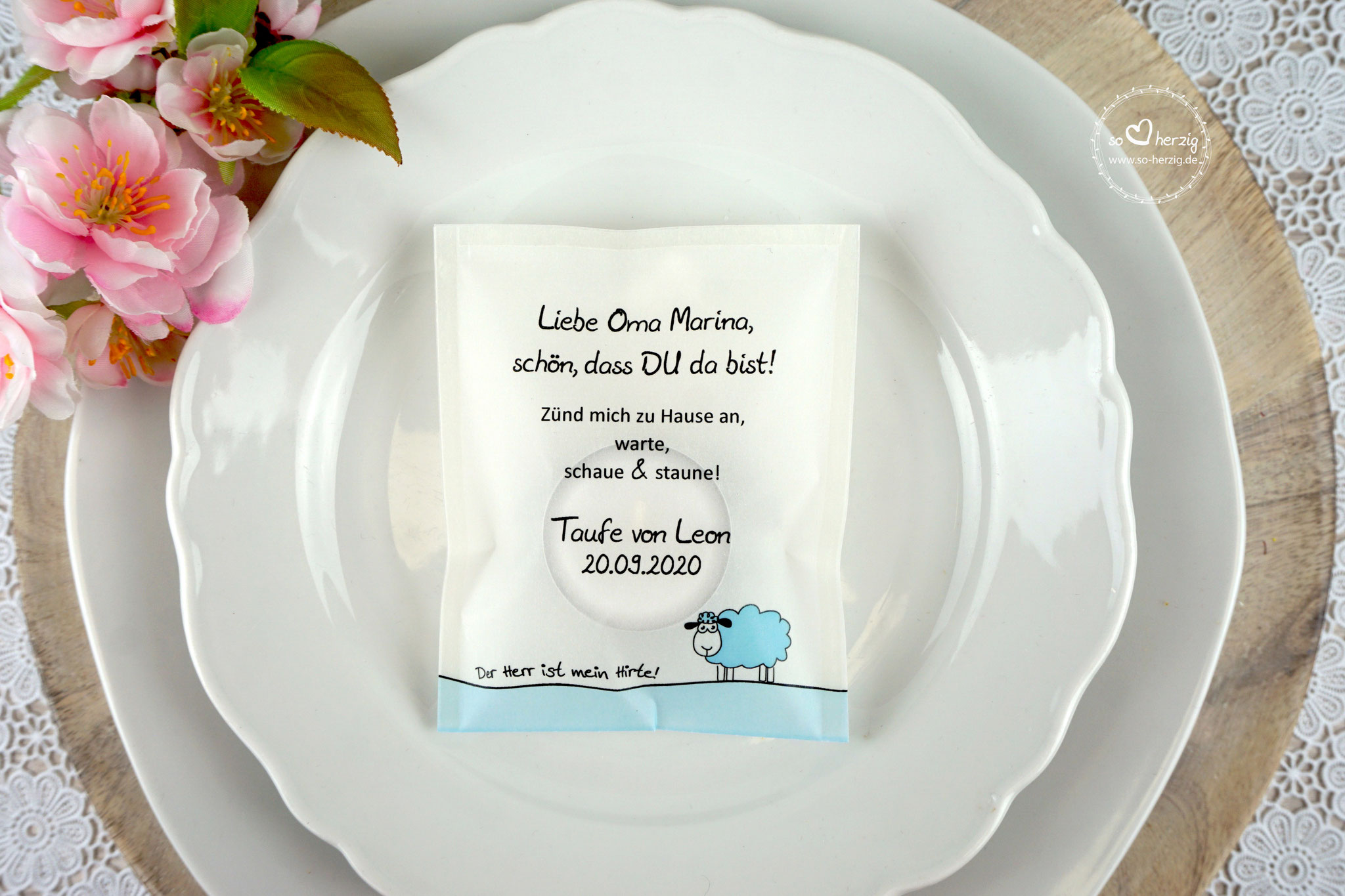 Lichtbotschaft "Verpackung als Platzkarte", Design "Schaf" Hellblau, Schrift Julius B Thyssen
