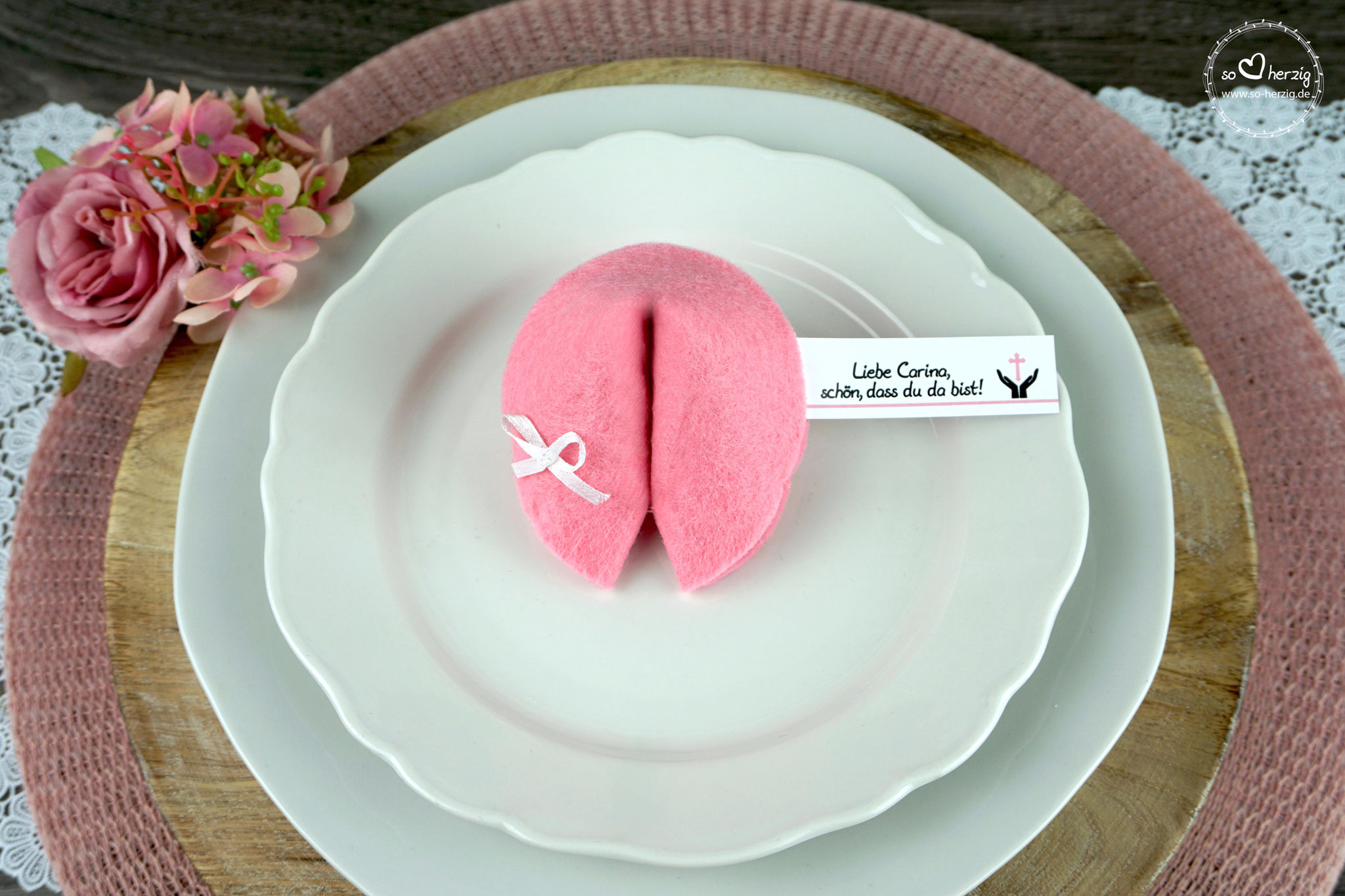 Filzkeks klein Rosa, Fähnchen Design "Hand/Kreuz"