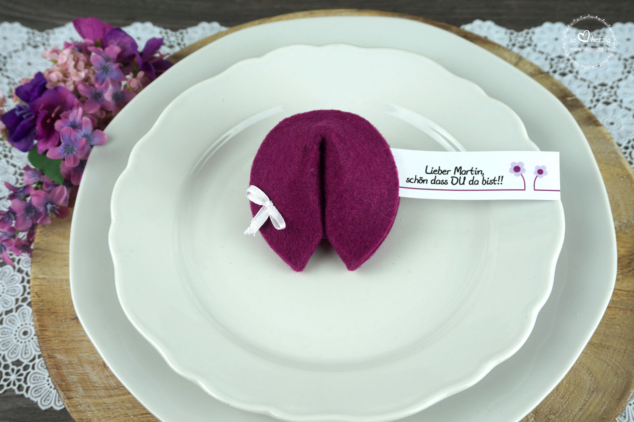 Filzkeks klein - Farbe Beere - Fähnchen Design Blümchen