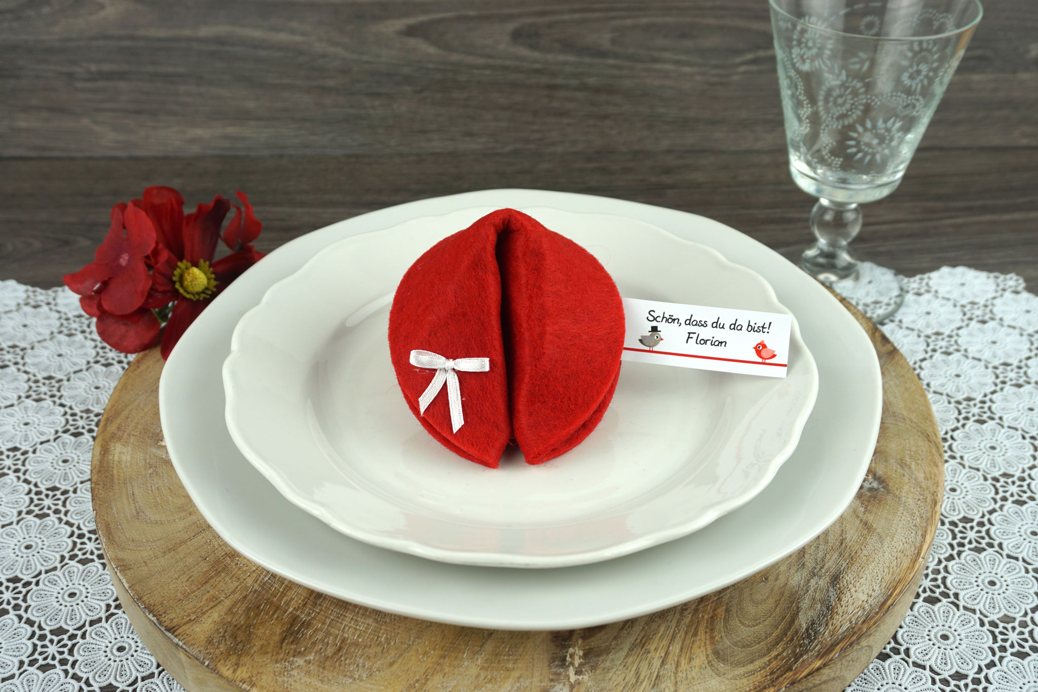 Filzkeks groß - Farbe Rot - Fähnchen Design Hochzeitsvögel