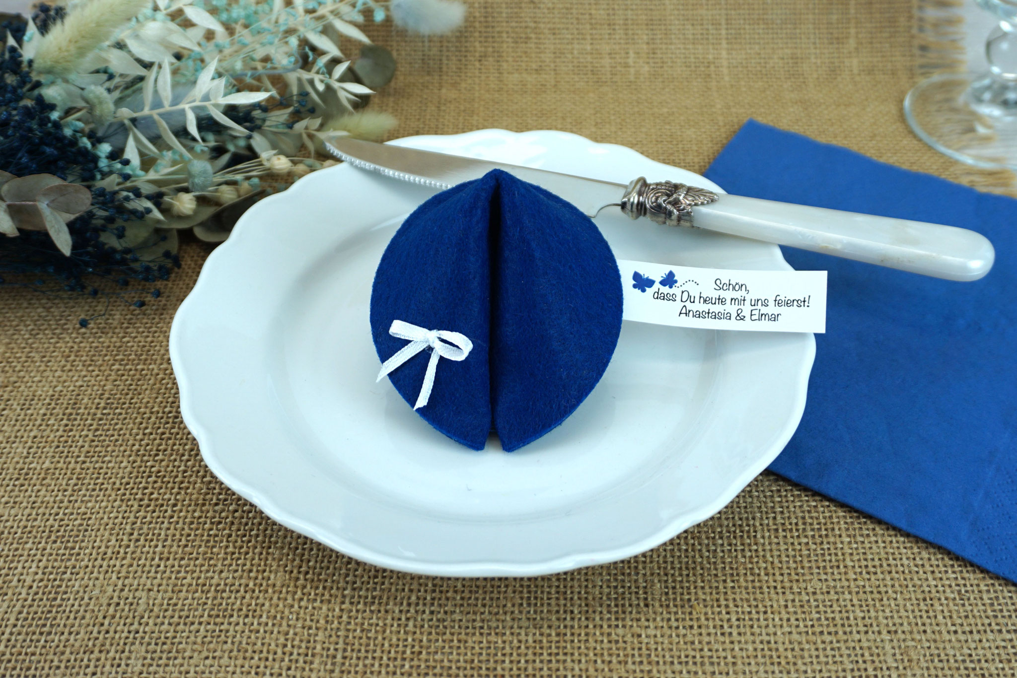 Filzkeks groß - Farbe Royalblau - Fähnchen Design Schmetterlinge